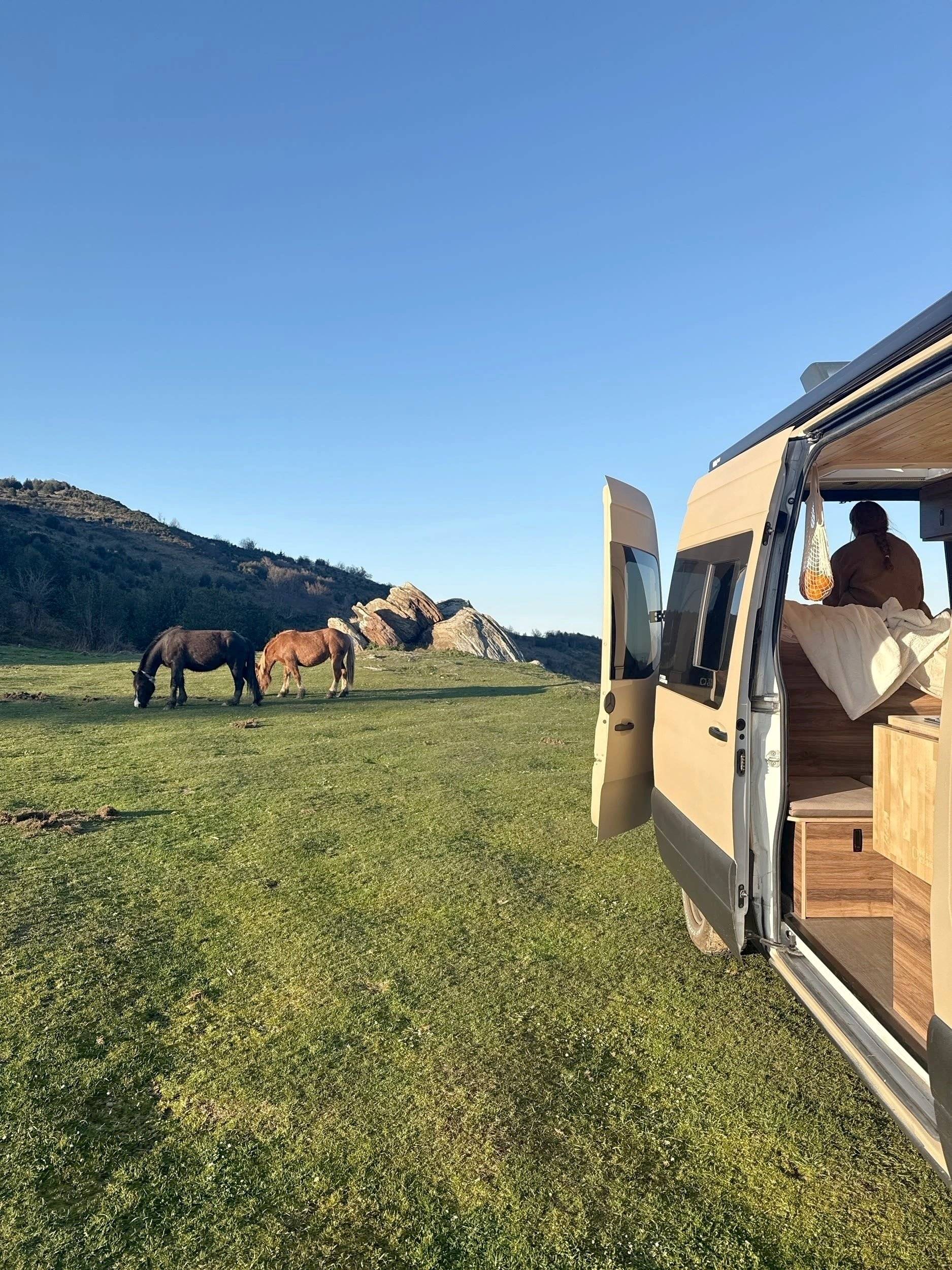 Vista frontale a ¾ Mercedes Sprinter 2,2 l CDI 150 ch. - Yescapa