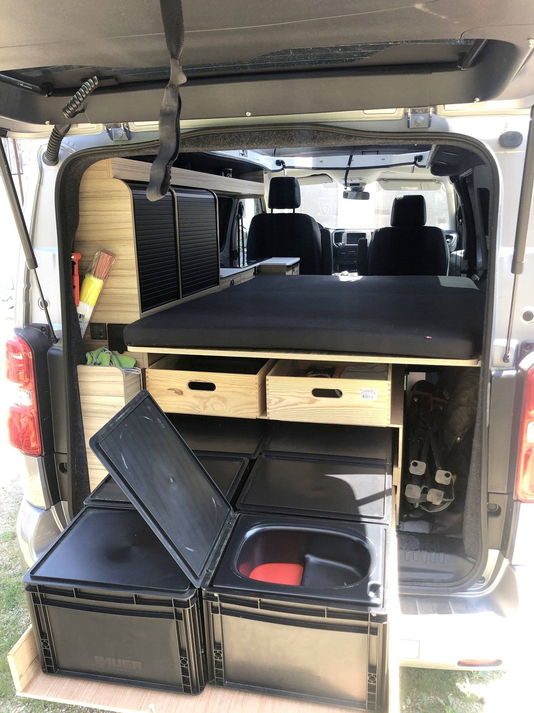 Couchages Peugeot Expert 180 ch eat8 - Yescapa