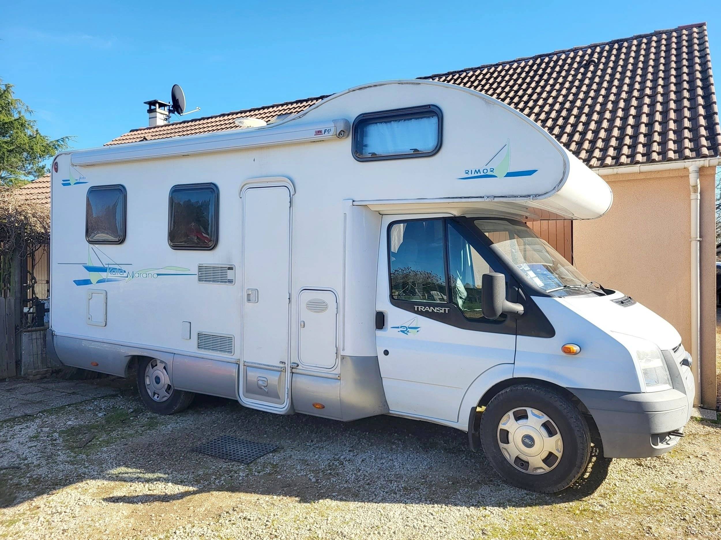 Voorkant 3/4 Ford Rimor - Yescapa