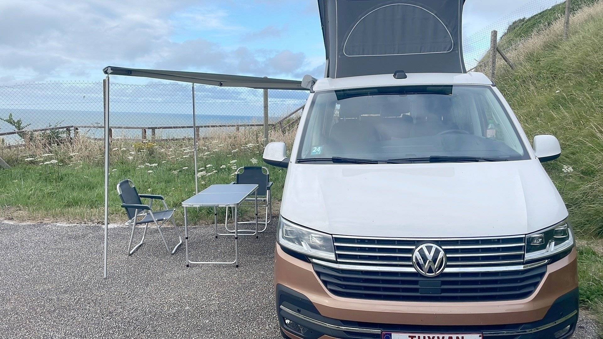Vista frontale a ¾ Volkswagen VOLKSWAGEN CALIFORNIA - Yescapa
