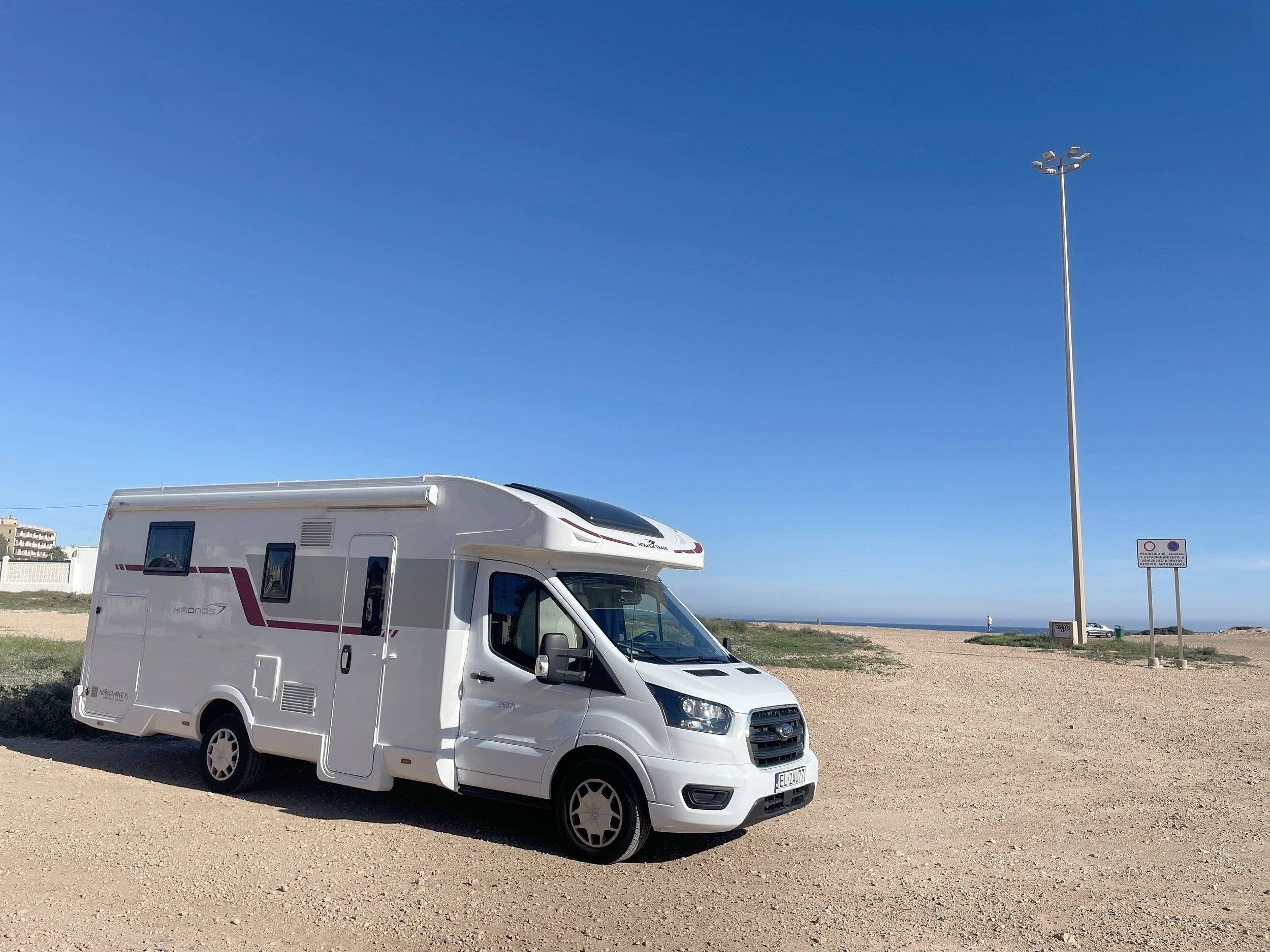 Vue avant de 3/4 Ford ford transit - Yescapa
