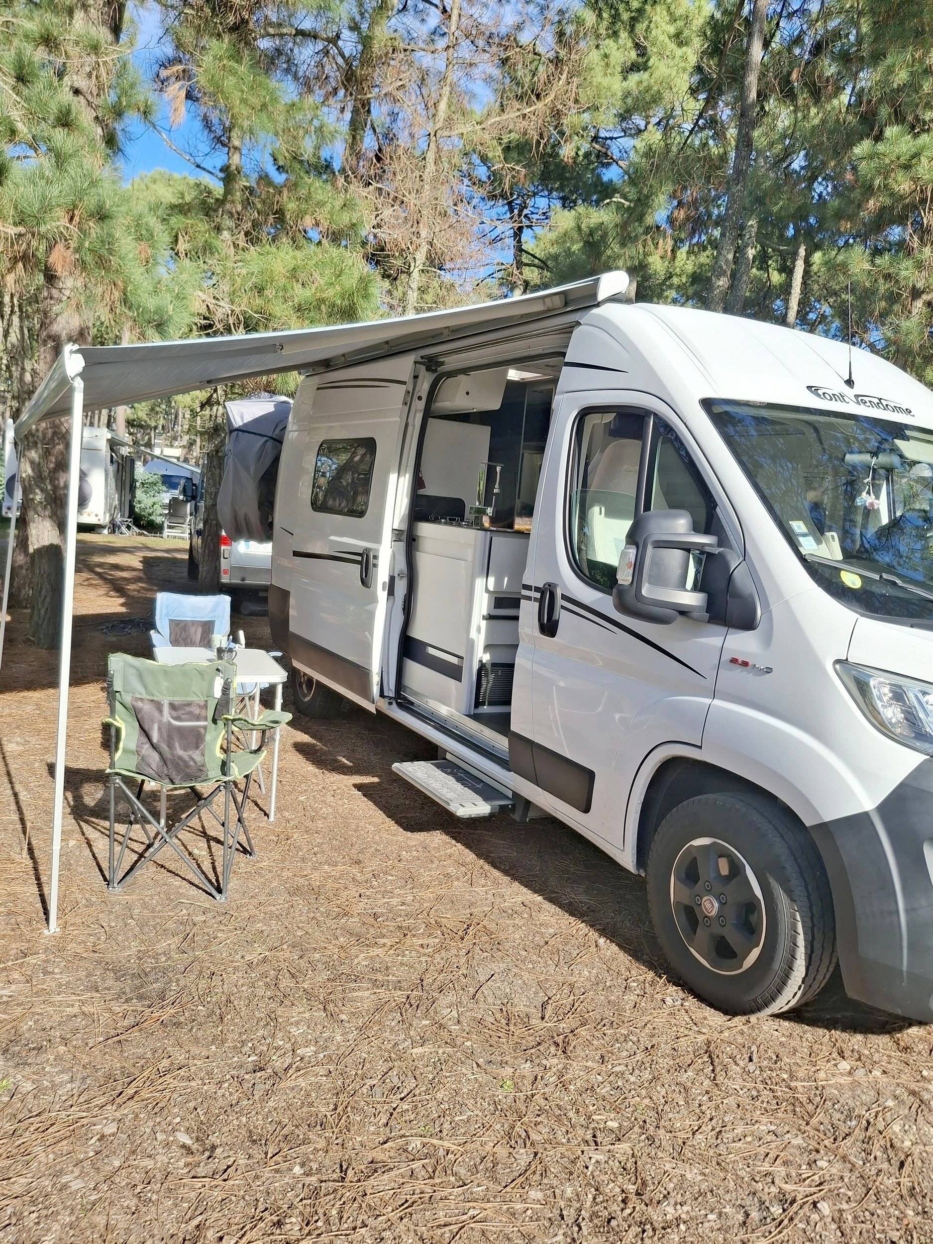 Vue avant de 3/4 Fiat Fiat ducato - Yescapa