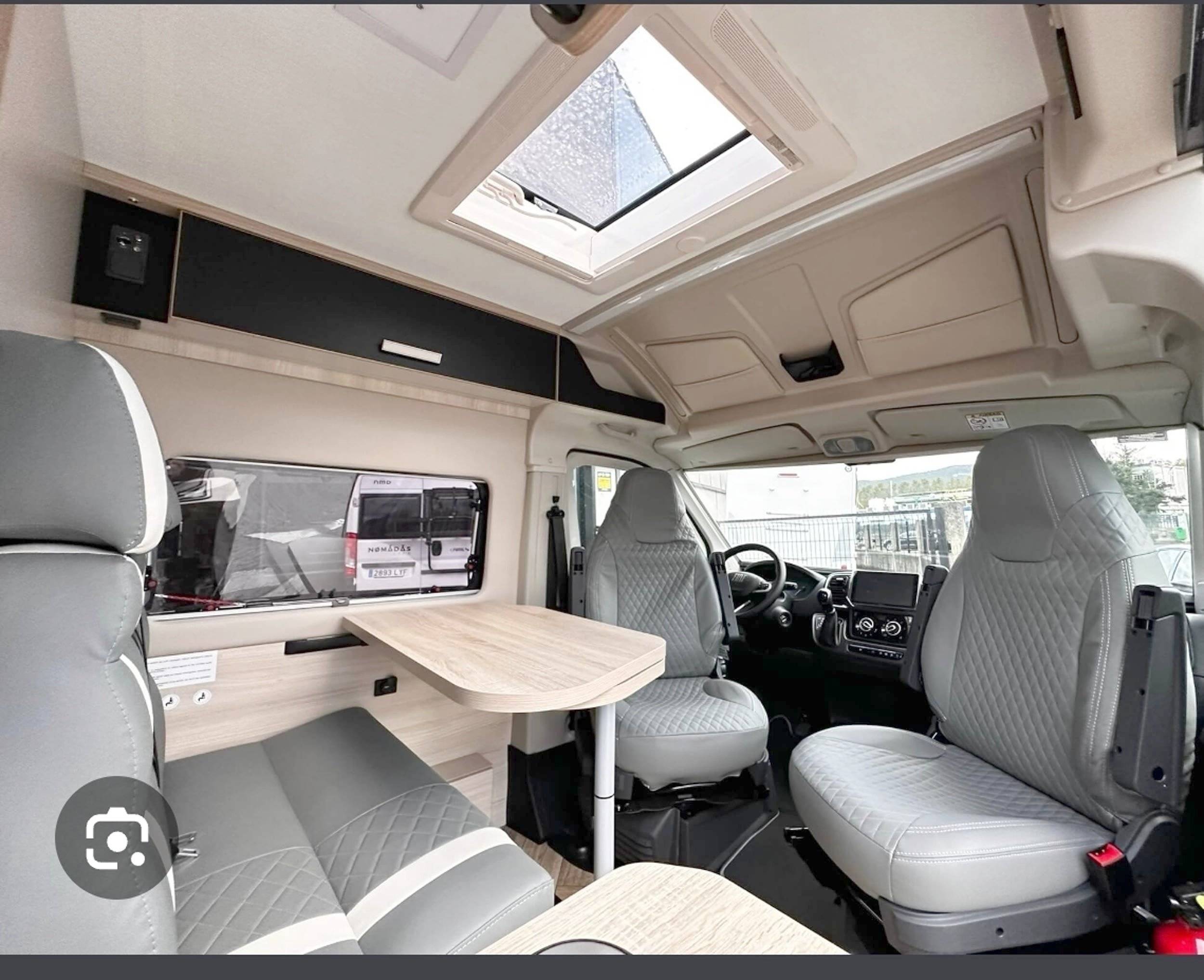Área de jantar Citroën Jumpy 2,2 l 120 ch - Yescapa