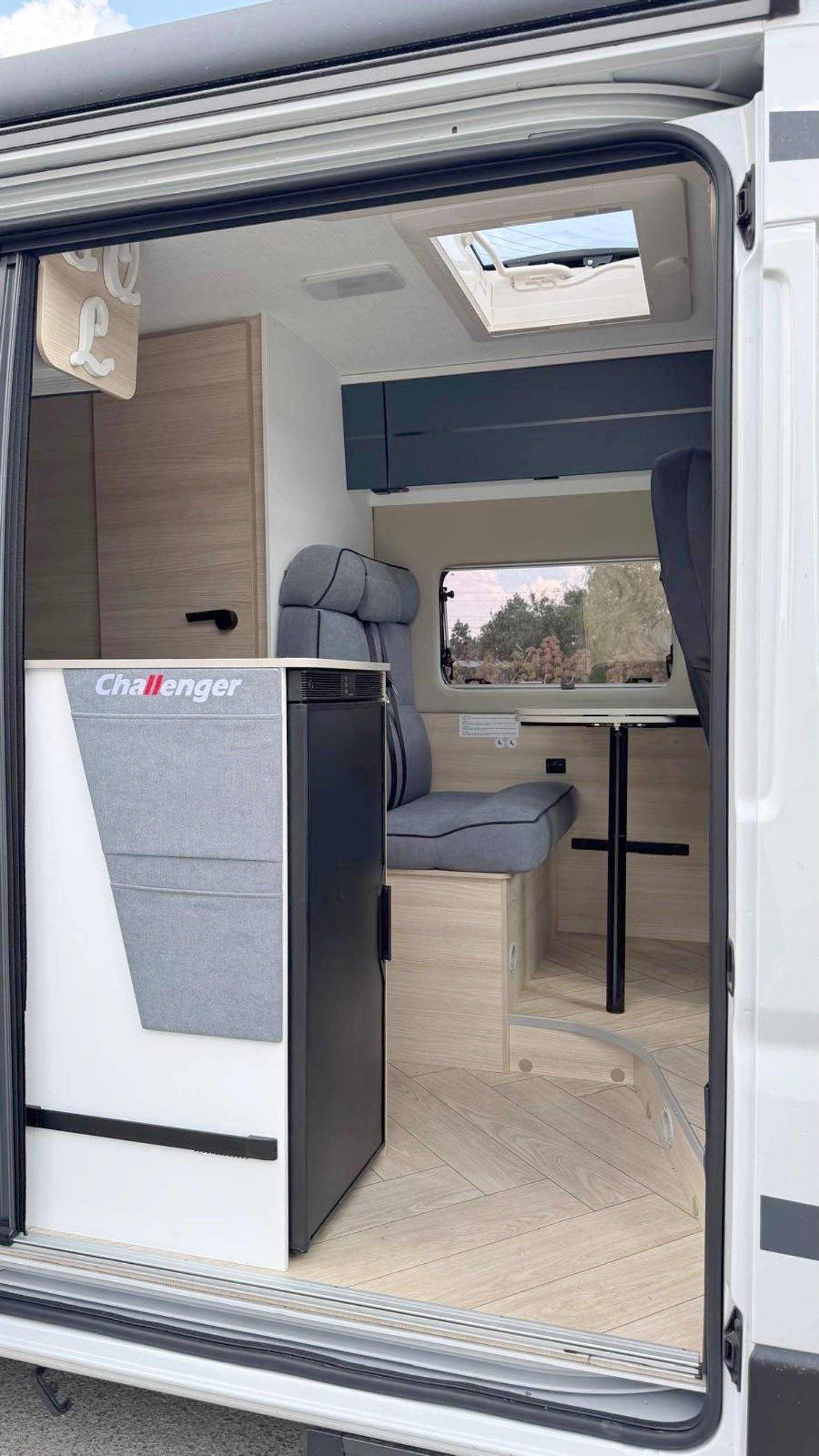 Dining Area Citroën Jumpy 2,2 l 120 ch - Yescapa