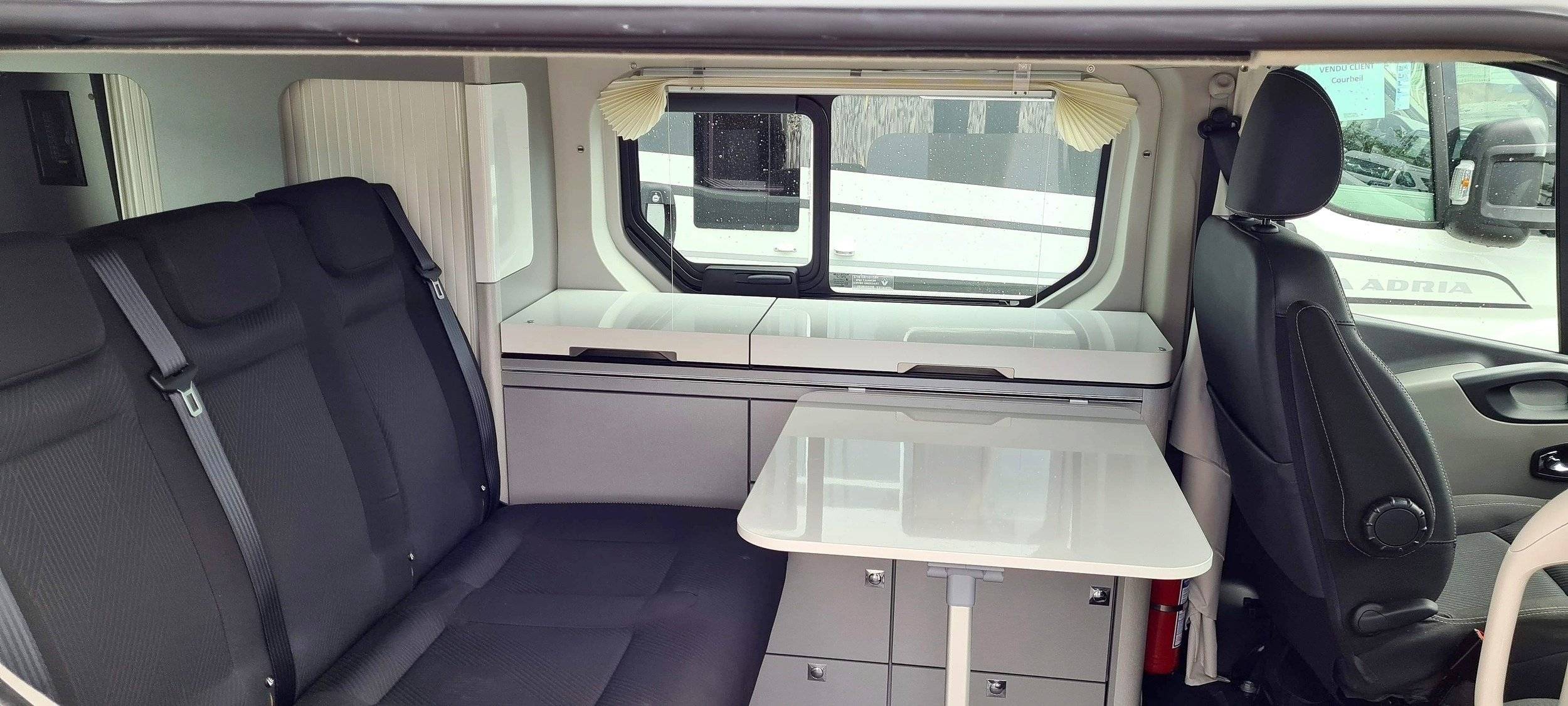 Dining Area Renault trafic - Yescapa