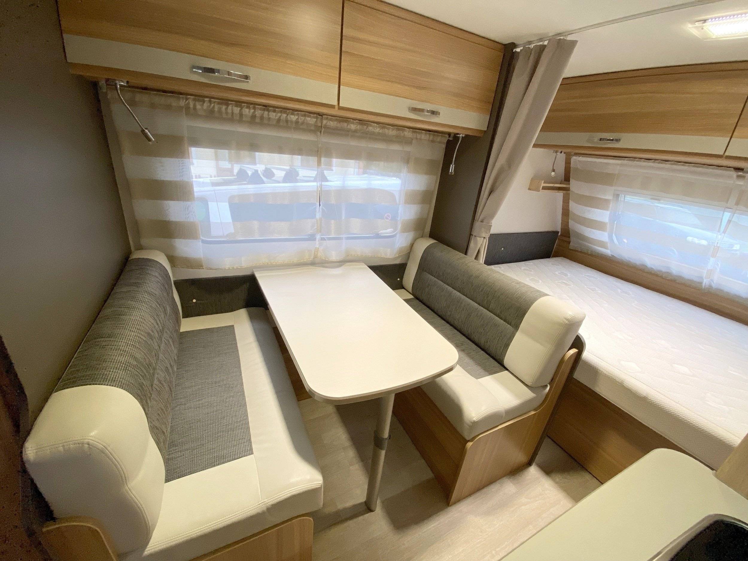 Dining Area Caravelair Antares 466 Style Caravelair Antares 466 Style - Yescapa