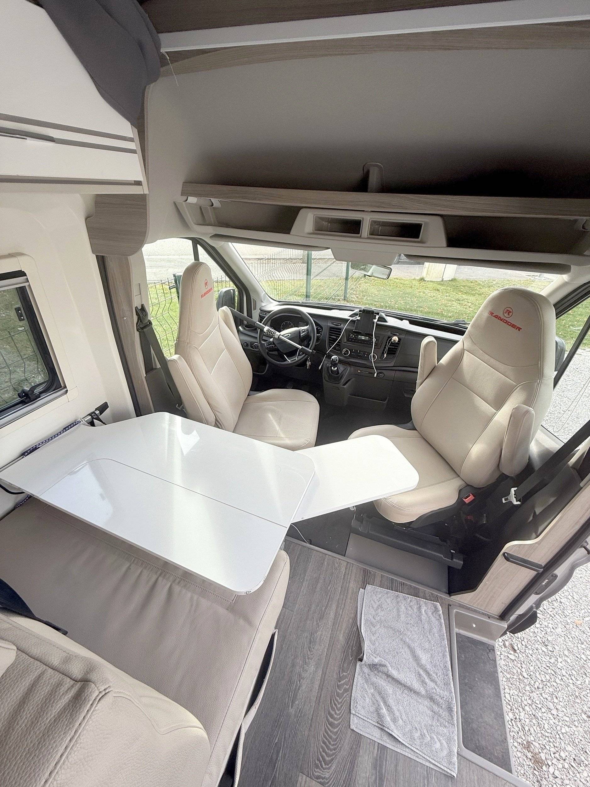 Dining Area Ford transit TDCI 170CH - Yescapa