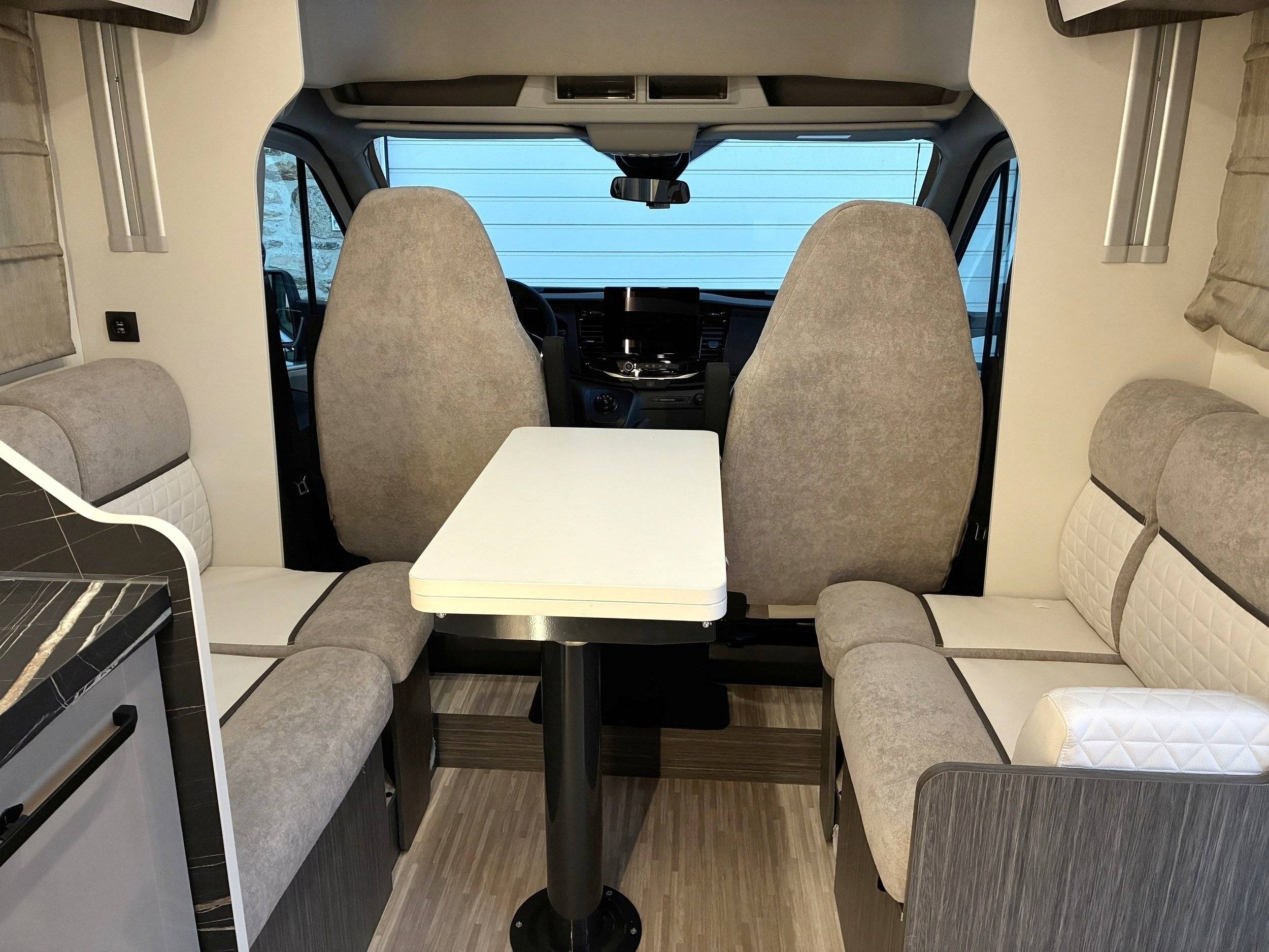 Dinette Ford Transit 155 ch - Yescapa