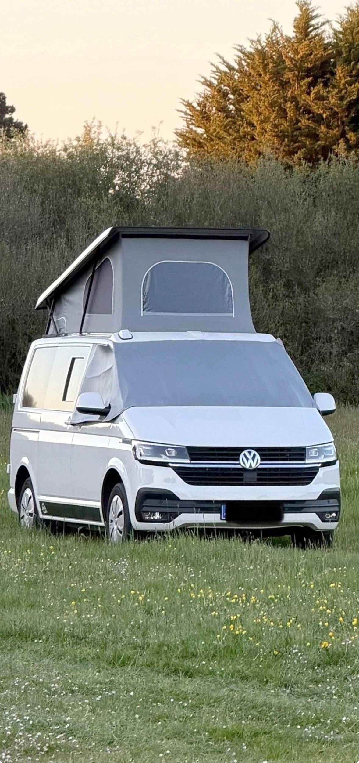 Vue avant de 3/4 Volkswagen T6.1 150 CV boite manuelle - Yescapa