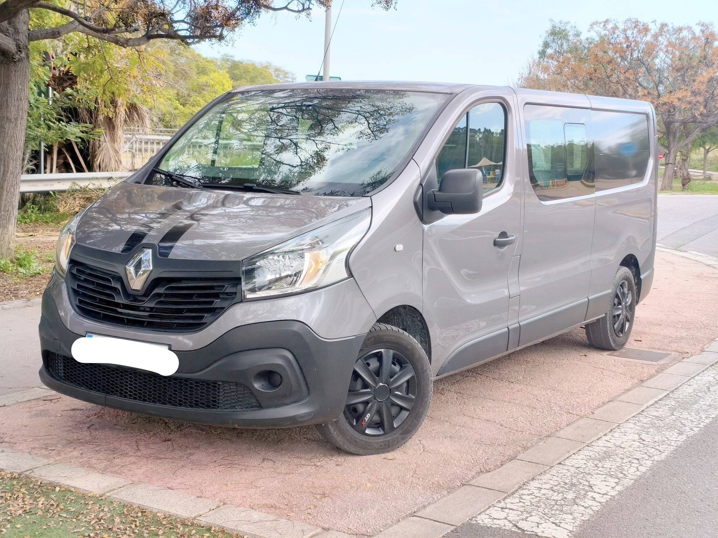 Front view from 3/4 Renault Trafic 1,6 l 125 ch - Yescapa