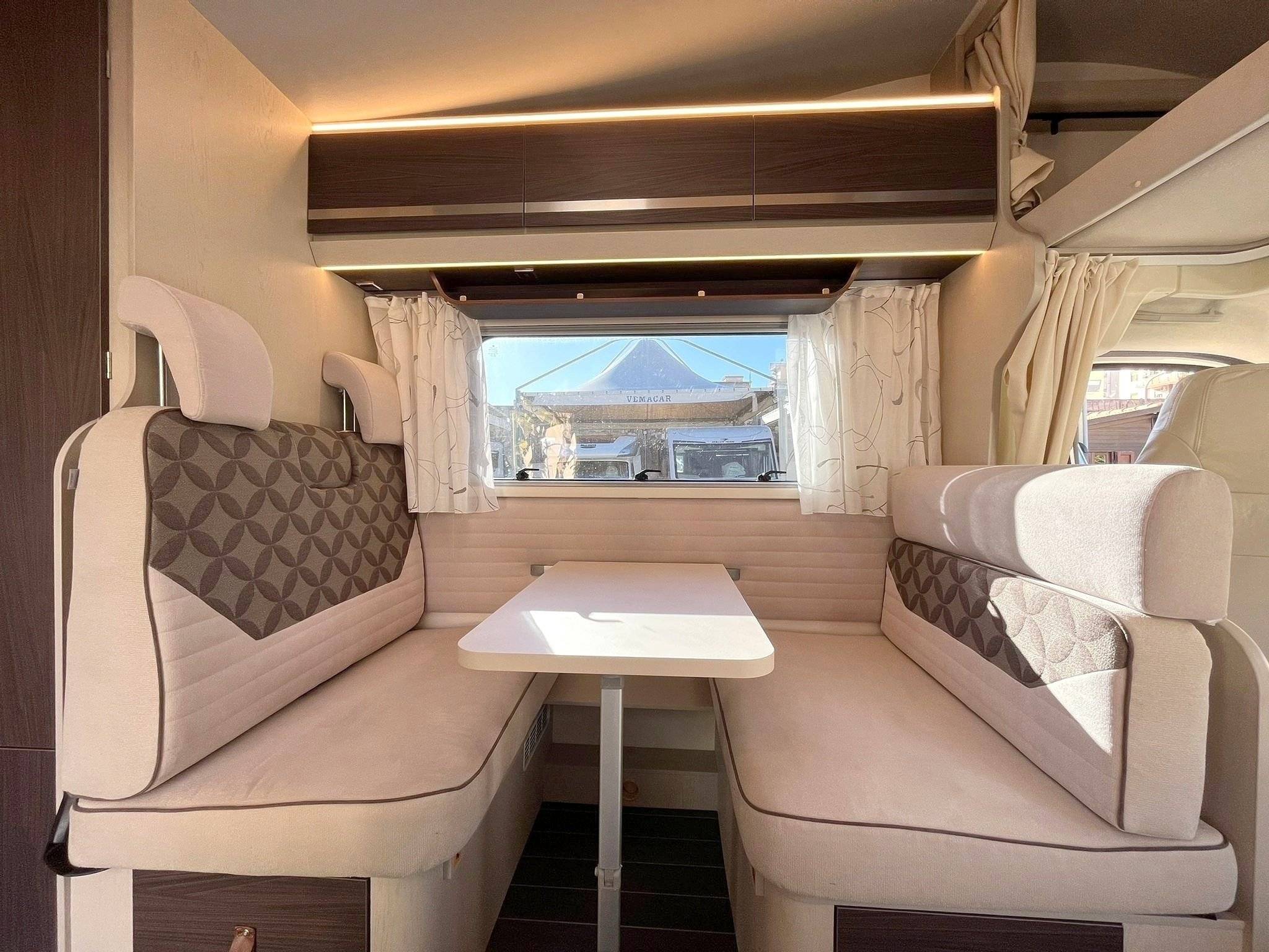 Dining Area Fiat FIAT DUCATO - Yescapa