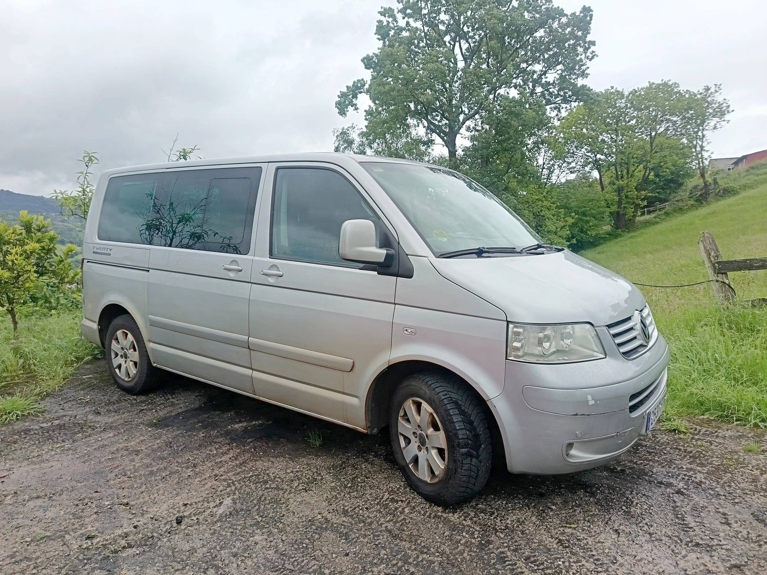 Front view from 3/4 Volkswagen T5 Long 2,5l TDI 130Cv - Yescapa