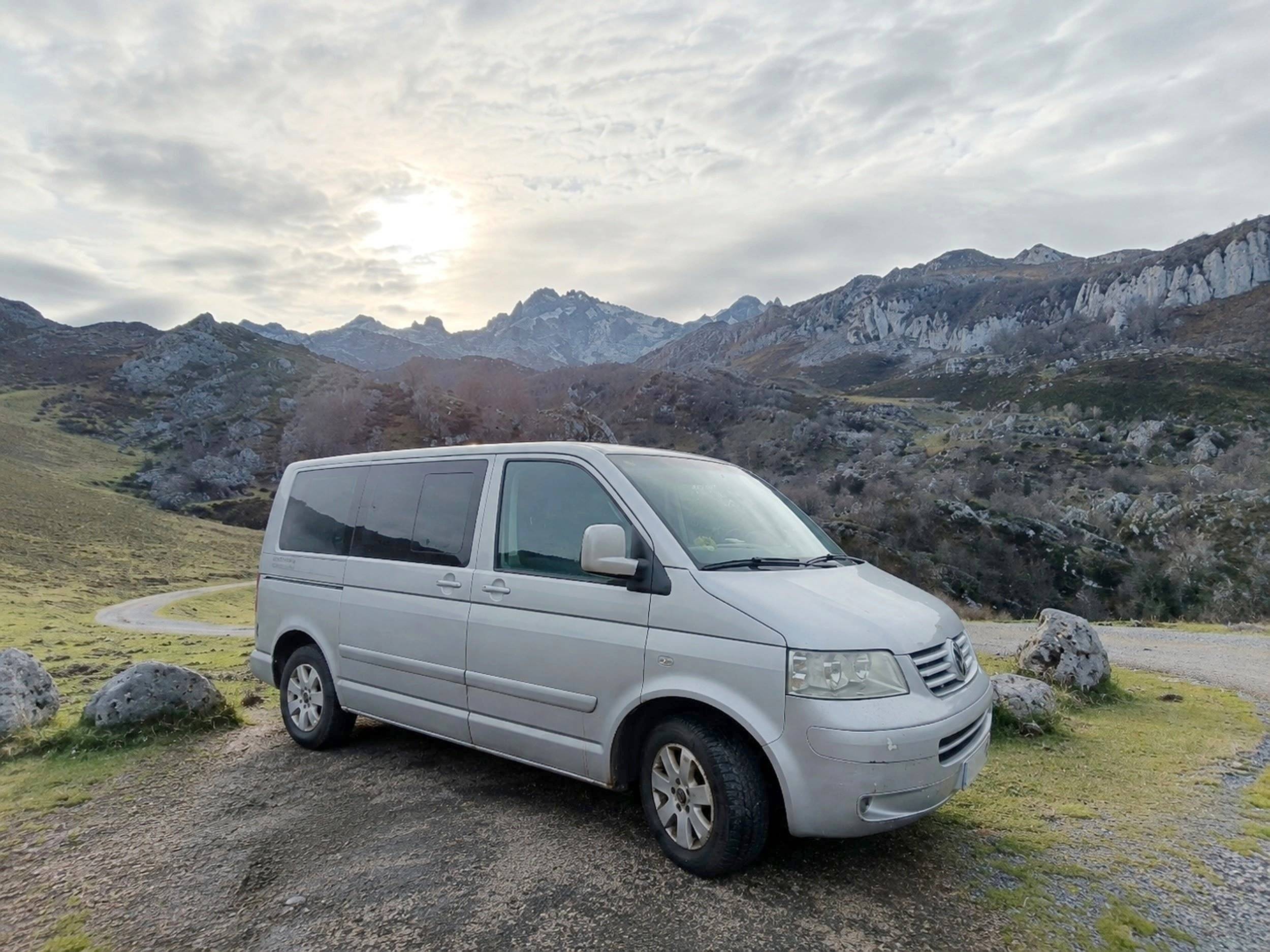 Vue avant de 3/4 Volkswagen T5 Long 2,5l TDI 130Cv - Yescapa