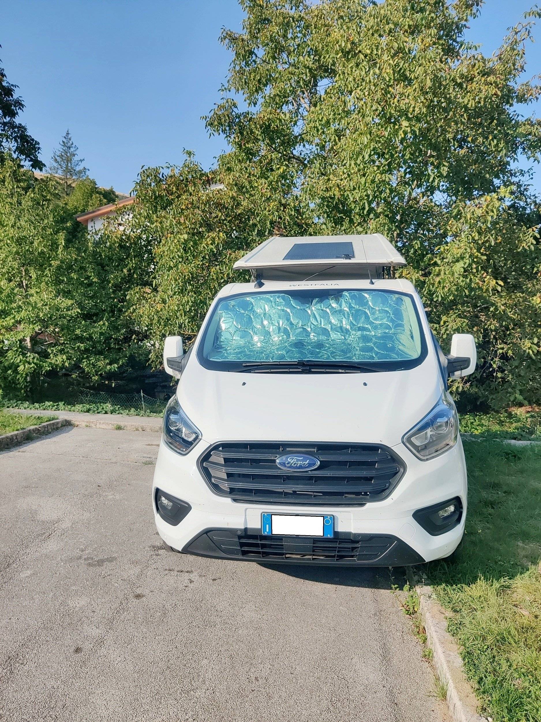 Vista frontale a ¾ Ford - Yescapa