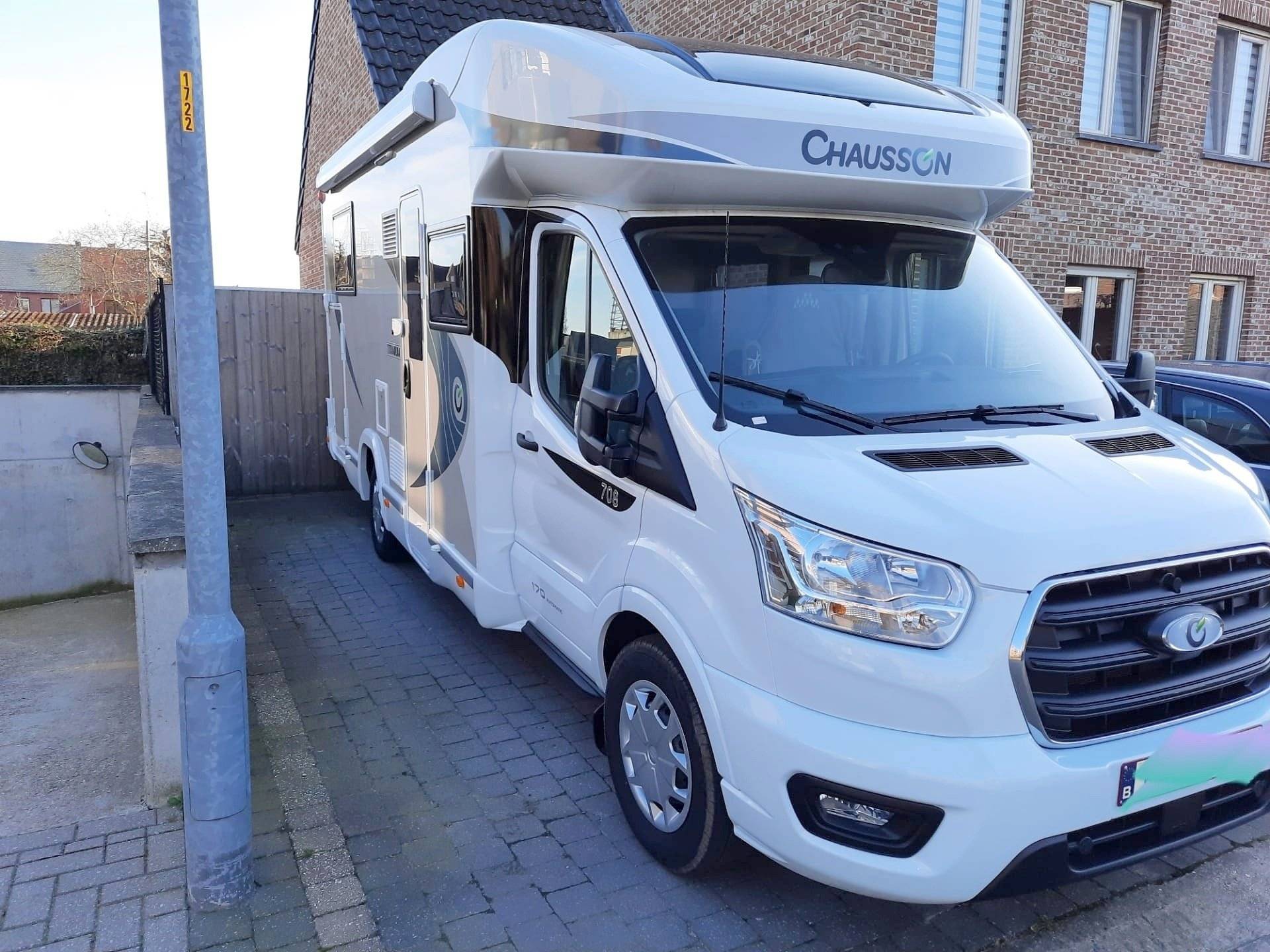 Front view from 3/4 Ford - Yescapa