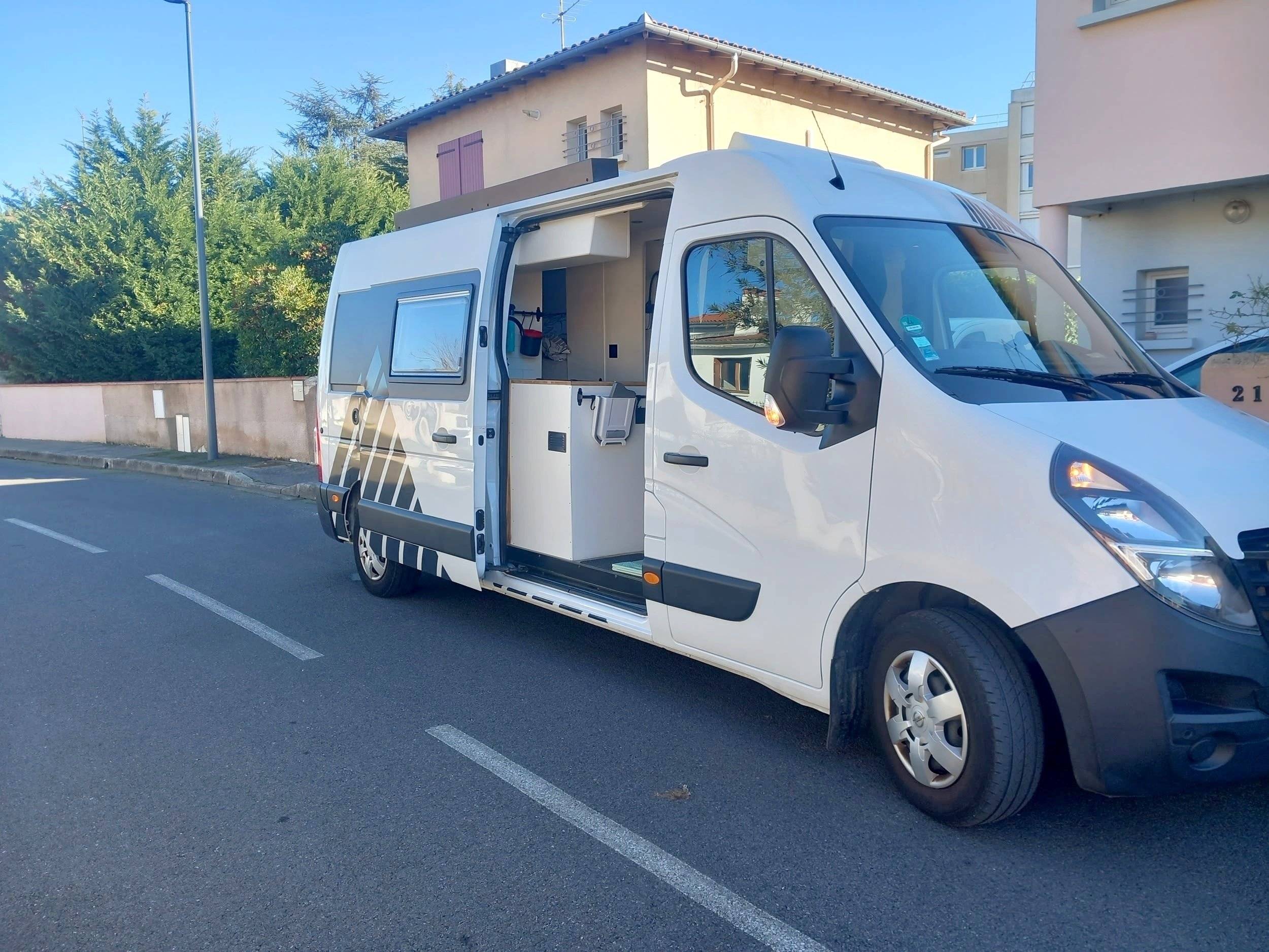 Vue avant de 3/4 Opel Movano - Yescapa