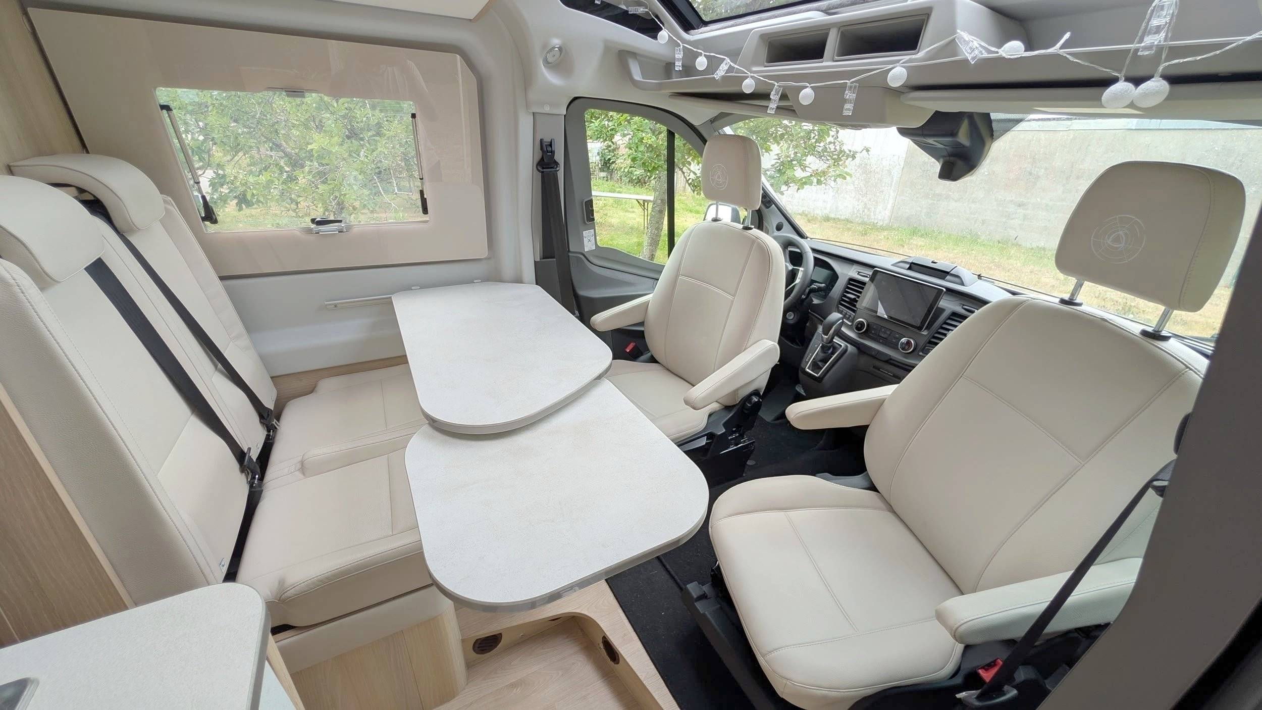 Área de jantar Ford Transit 170ch - Yescapa