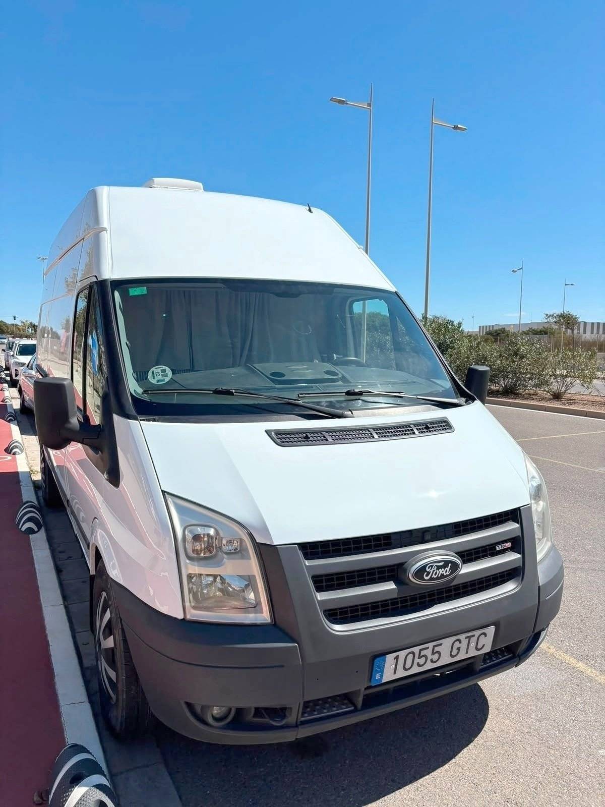 Vista del vehículo ángulo delantero Ford Transit 2,2l TDCi 140 ch. - Yescapa