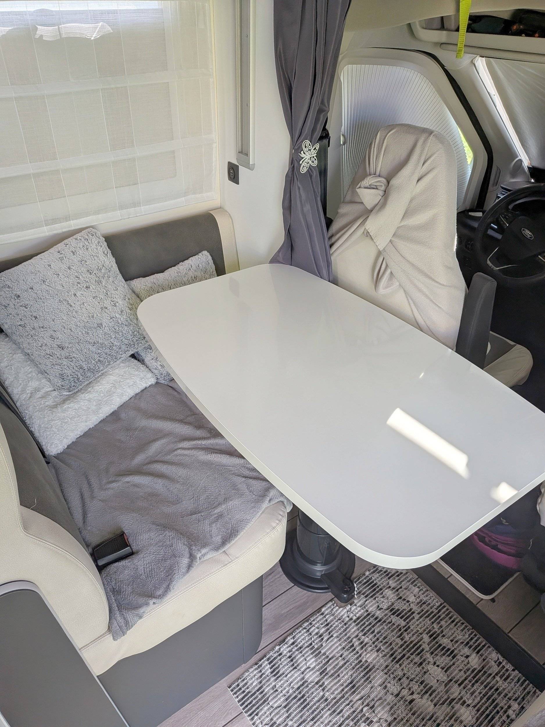 Dining Area Ford Transit 2,0 l 170 ch - Yescapa