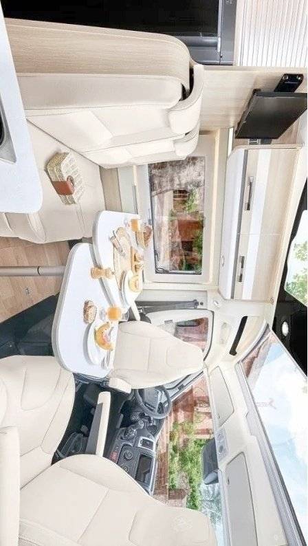 Dining Area Fiat Fiat Ducato 140 CV - Yescapa