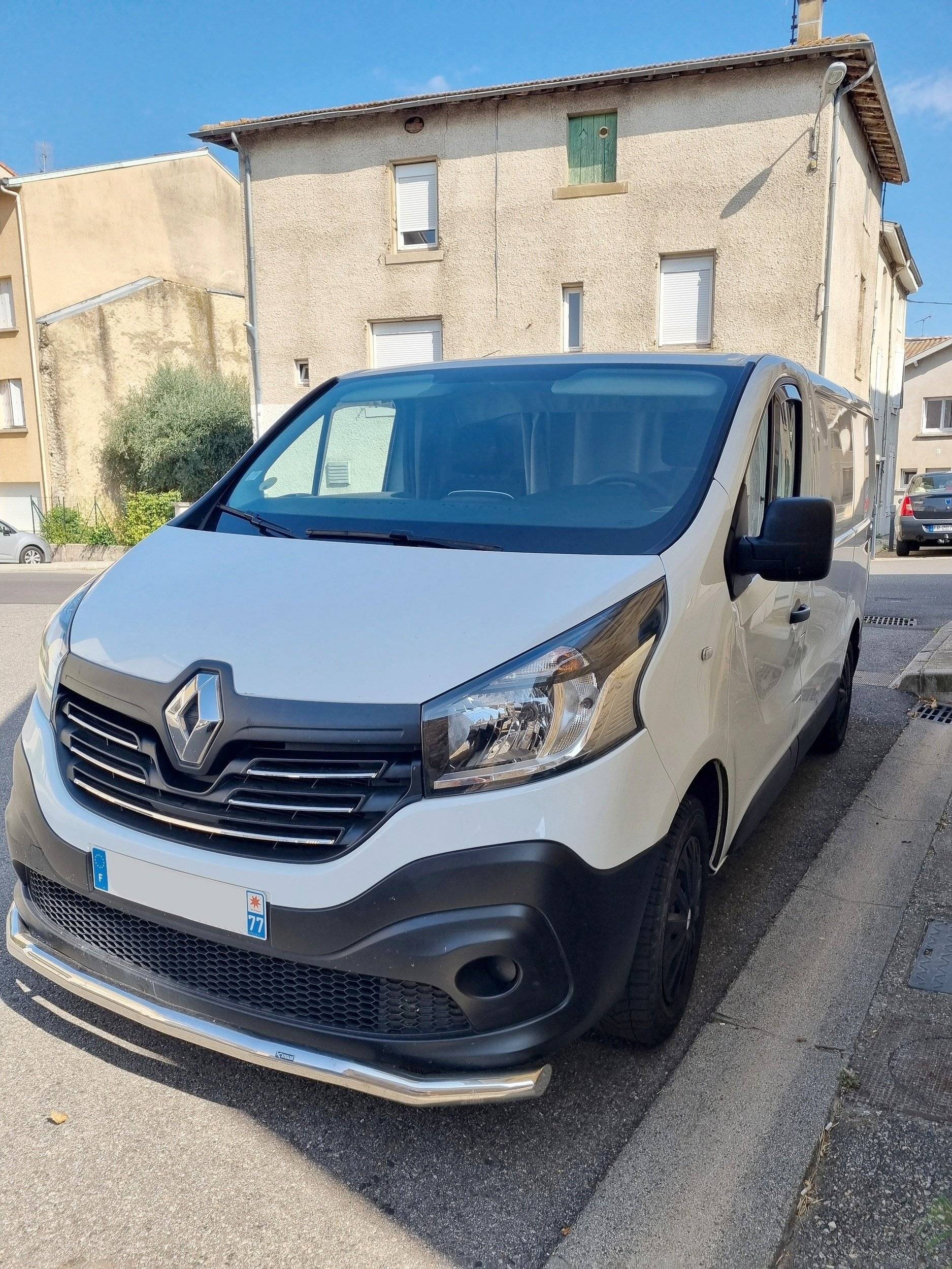 Vue avant de 3/4 Renault - Yescapa