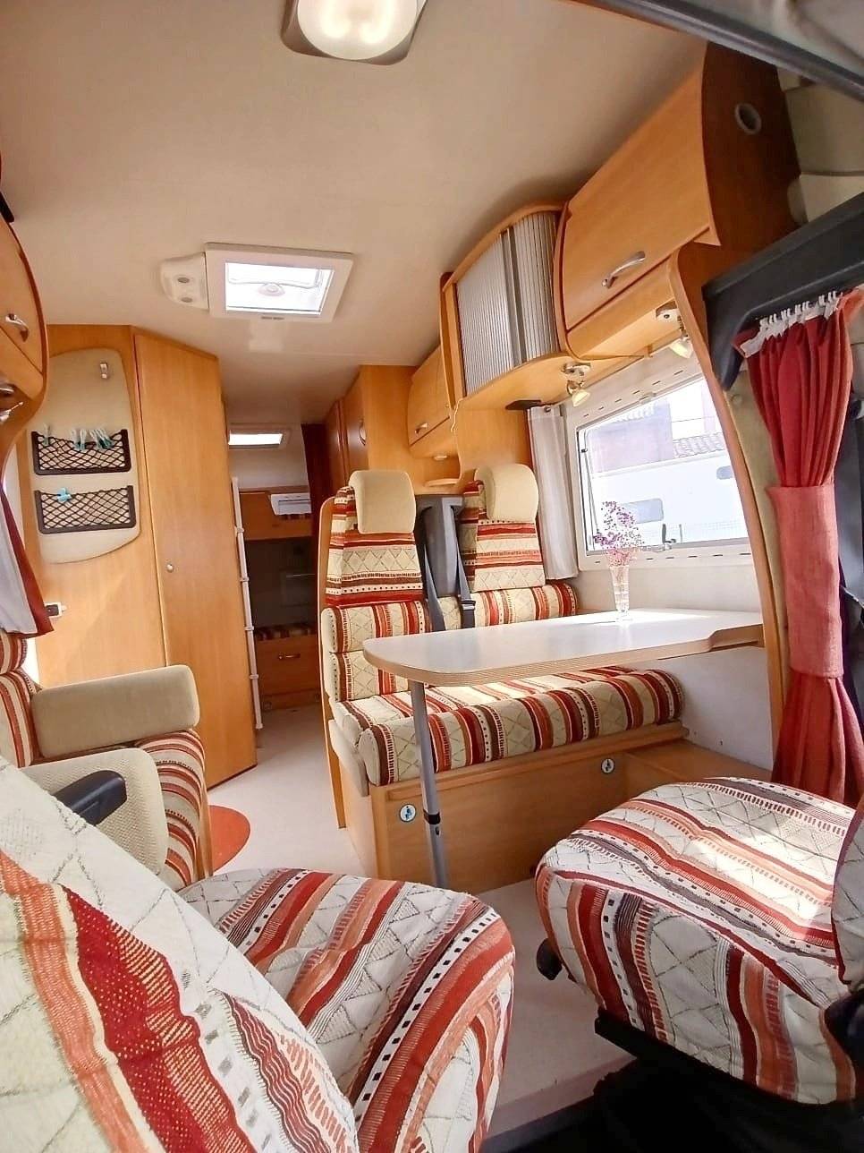 Eethoek Fiat FIAT Ducato 2,8 JTD 18 Q Maxi - Yescapa