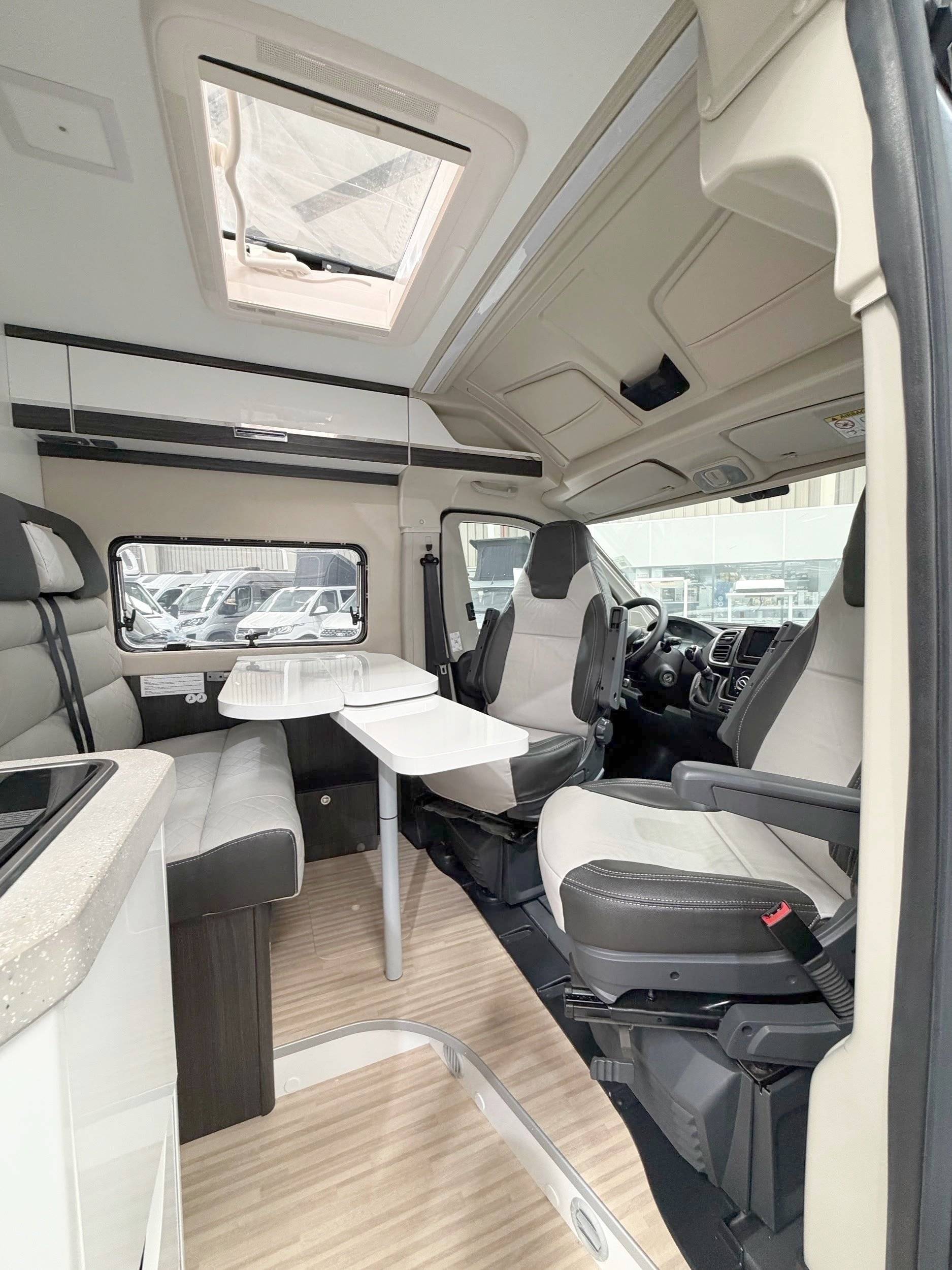 Dining Area Fiat Ducato 2,2 l Multijet - Yescapa