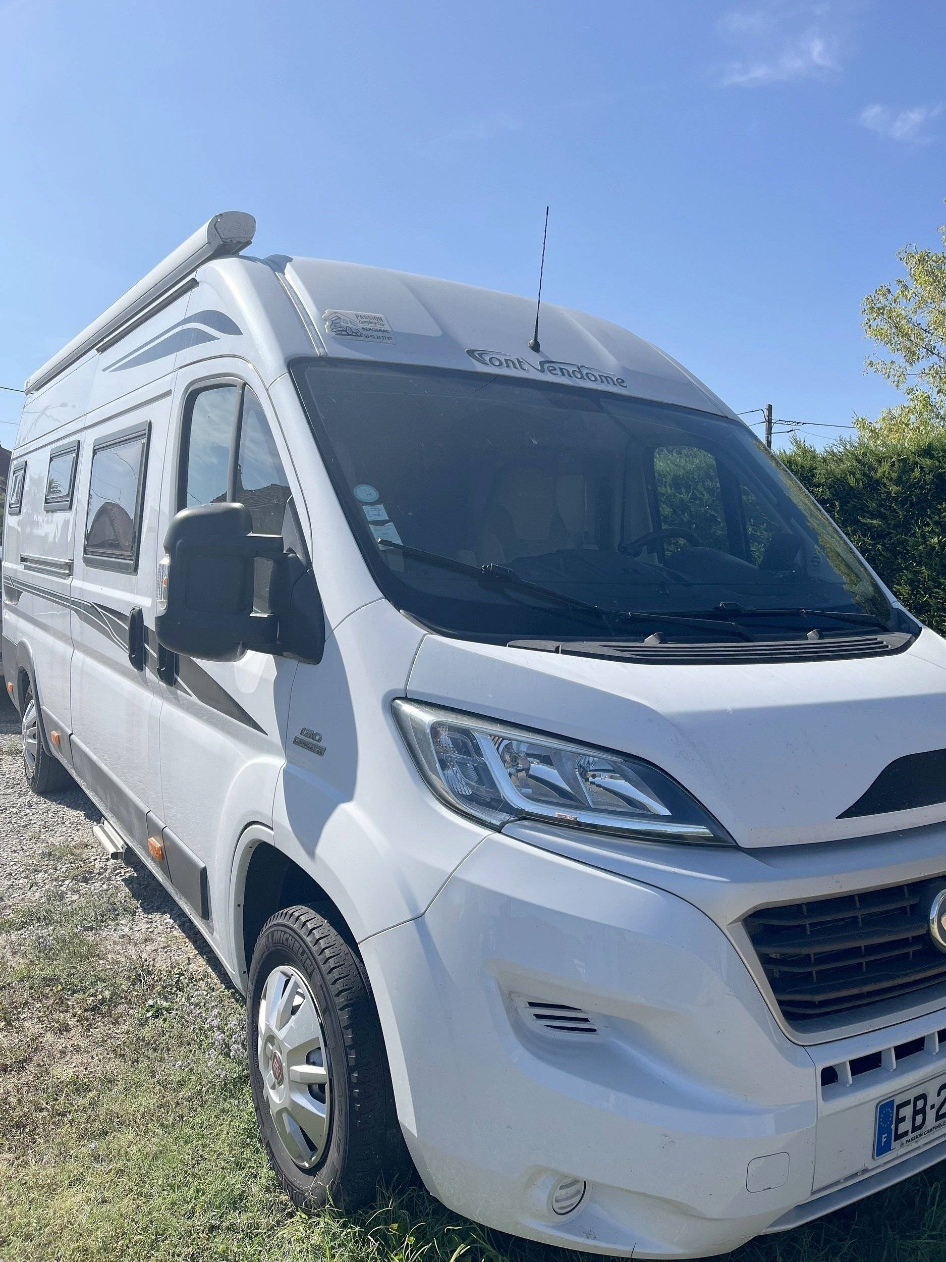 schräge Vorderansicht Fiat - Yescapa