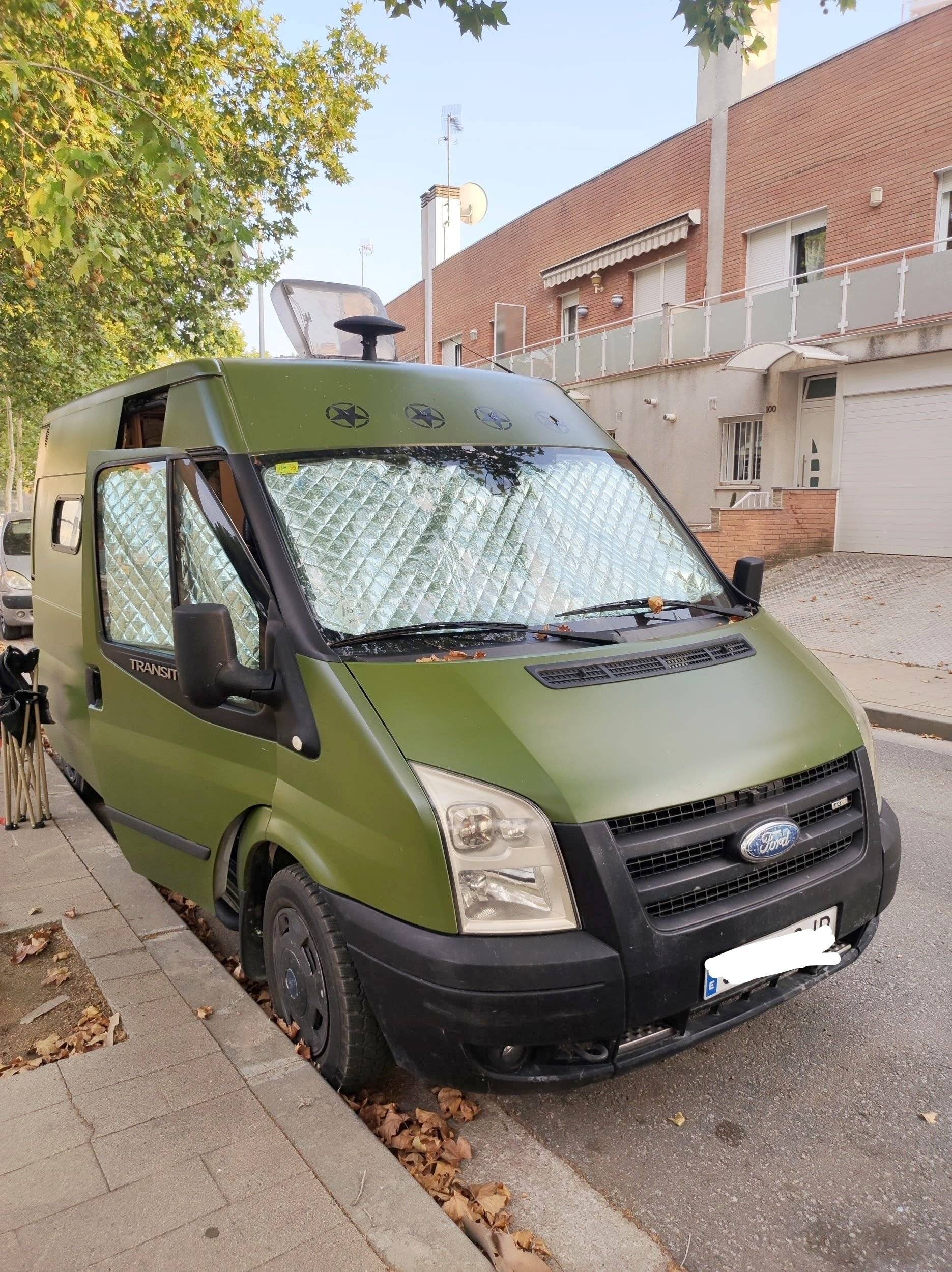 Front view from 3/4 Ford Transit 2,0 l 115 ch - Yescapa