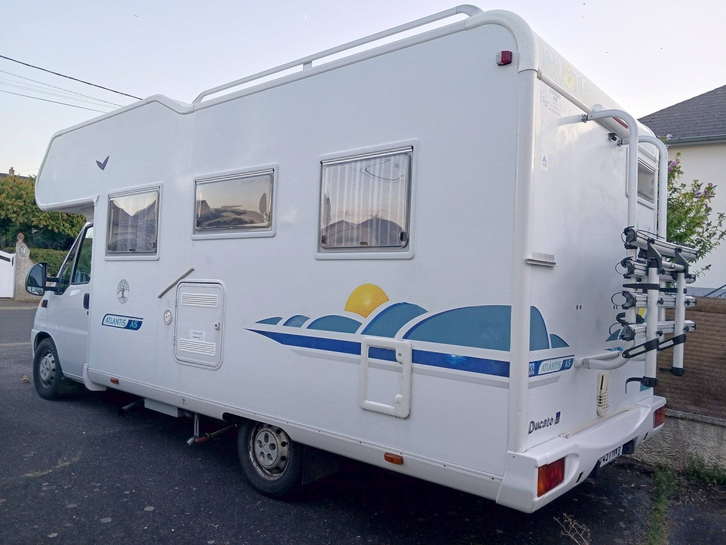 Vue avant de 3/4 Fiat 2,3 l 130 ch - Yescapa