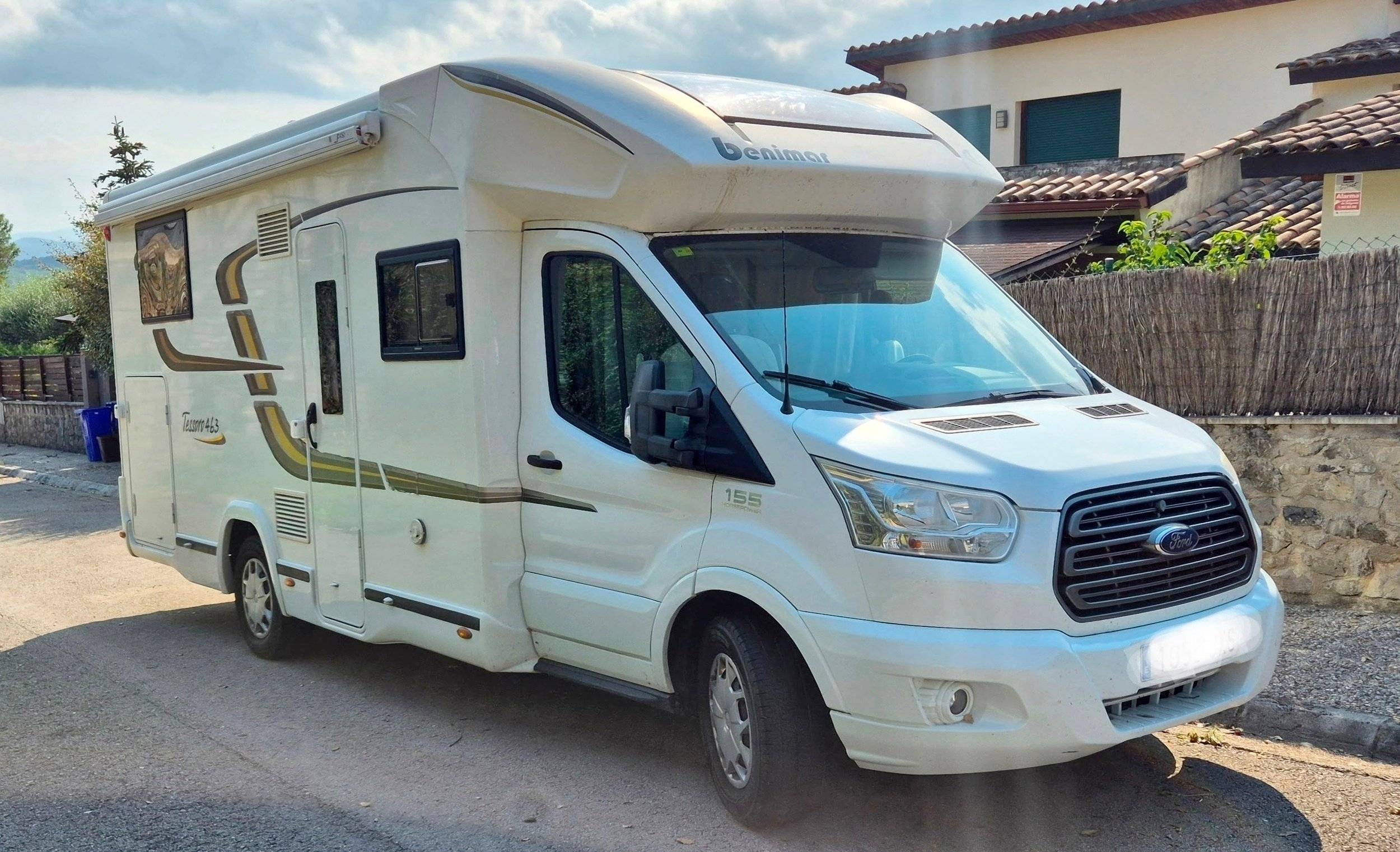 Front view from 3/4 Ford Transit 2,2 l 155 ch - Yescapa