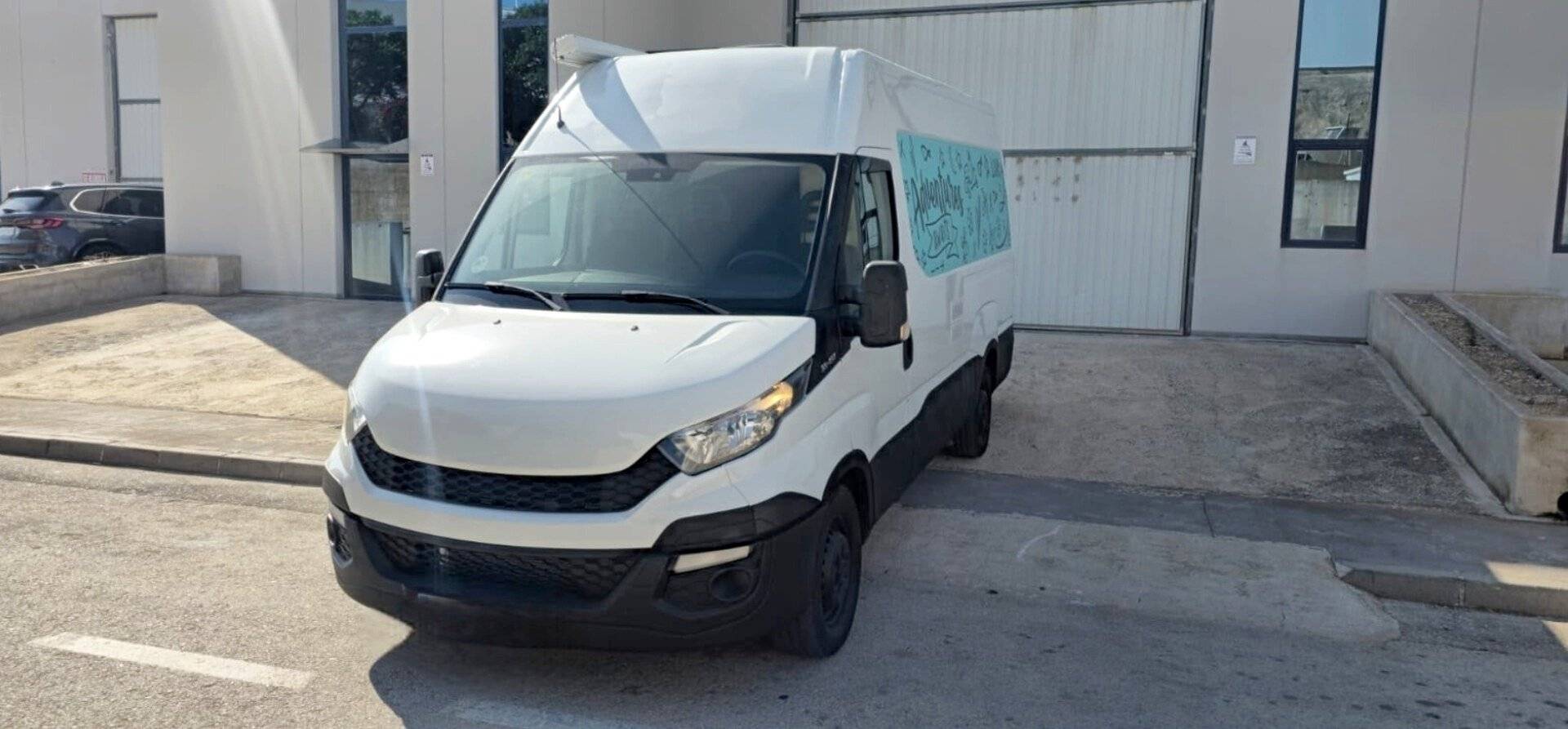 Vista de 3/4 Iveco 35C15 - Yescapa