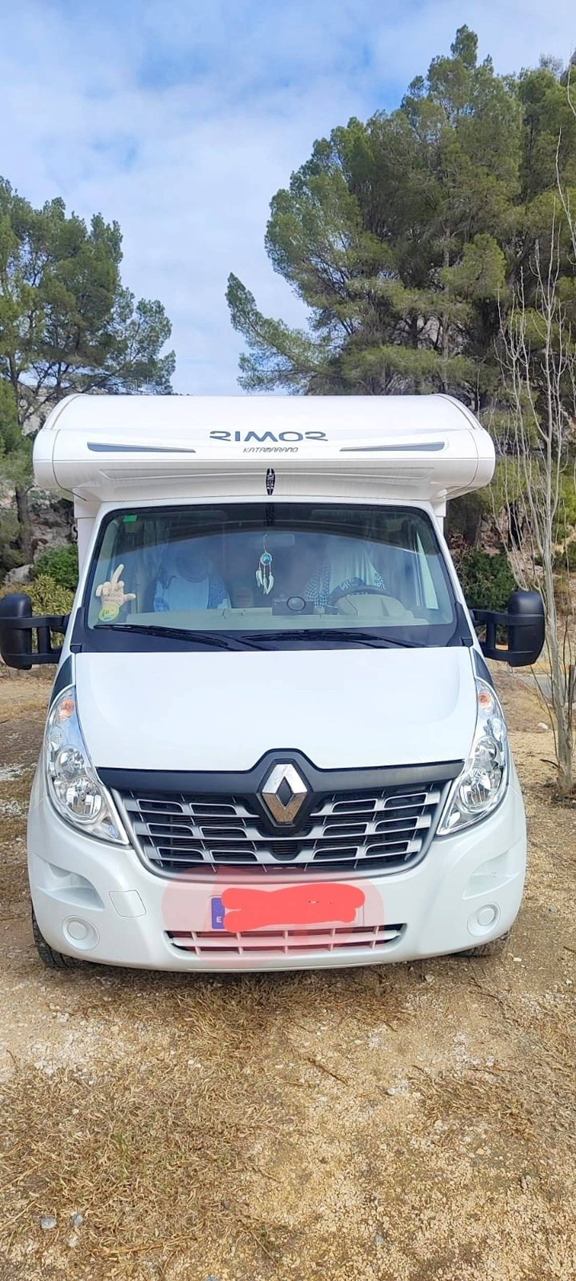 Vue avant de 3/4 Renault Rimor Katamarano 3 - Yescapa