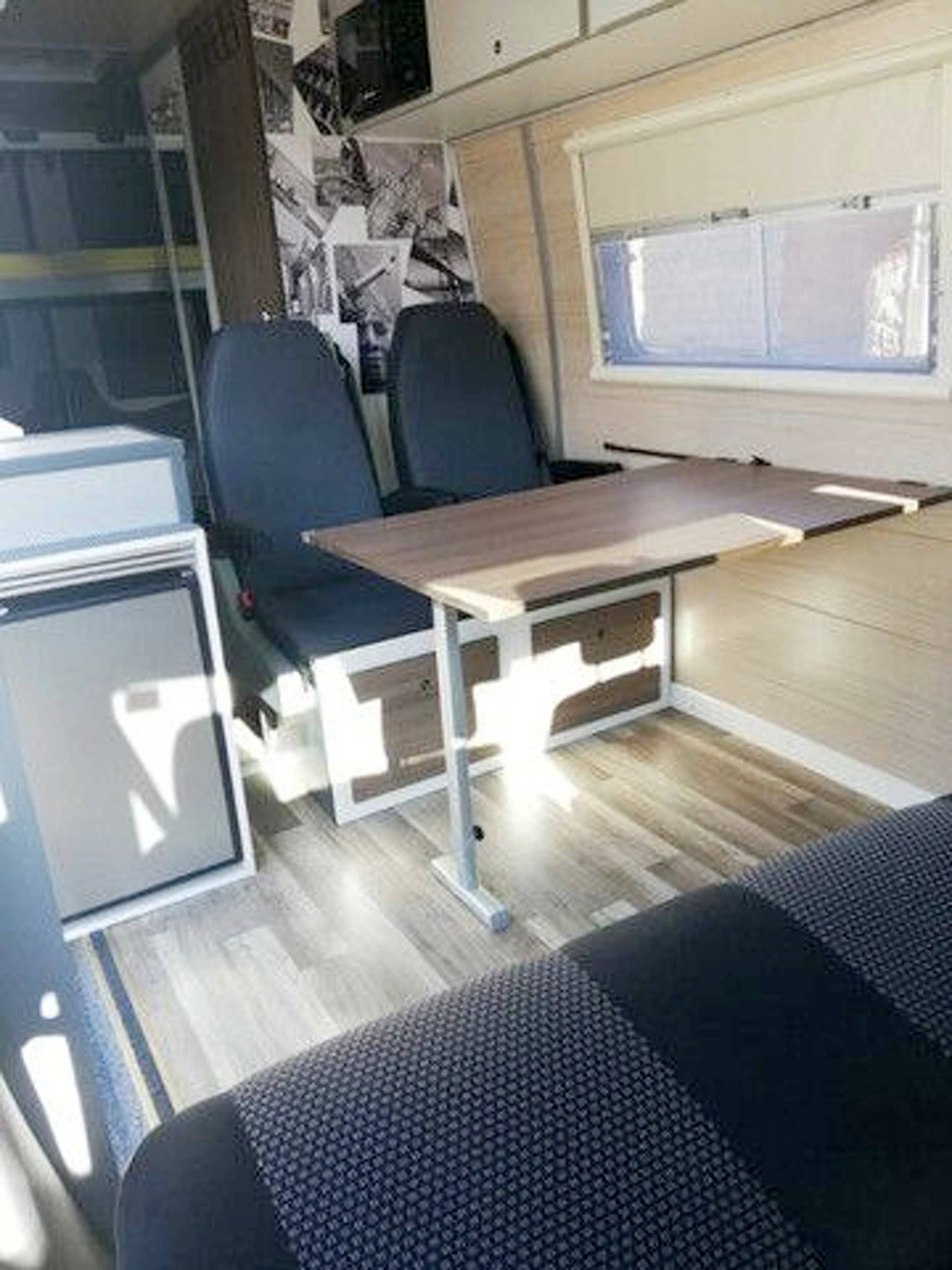 Dining Area Mercedes 313 CDI furgon - Yescapa