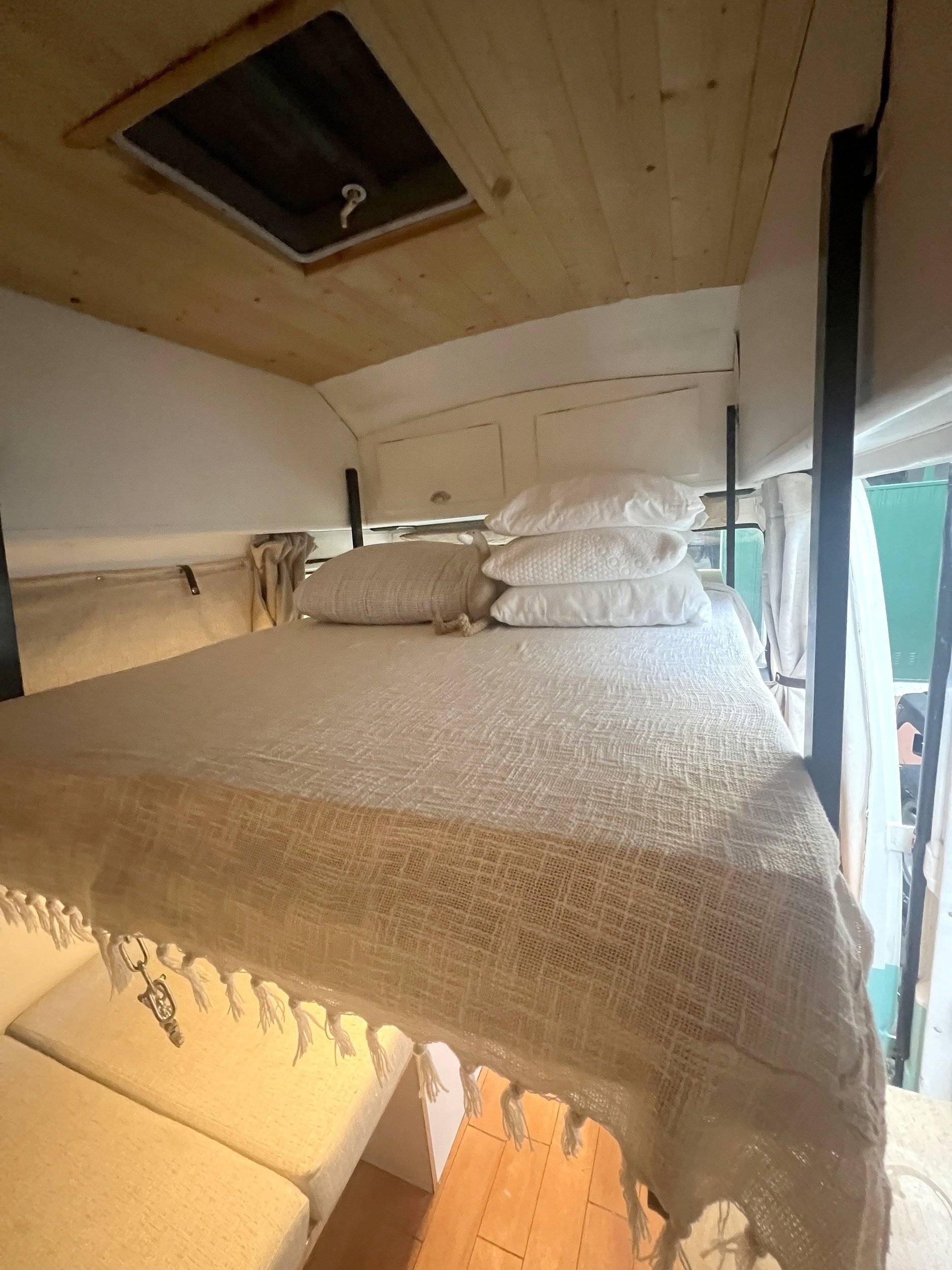 Berth Mercedes - Yescapa