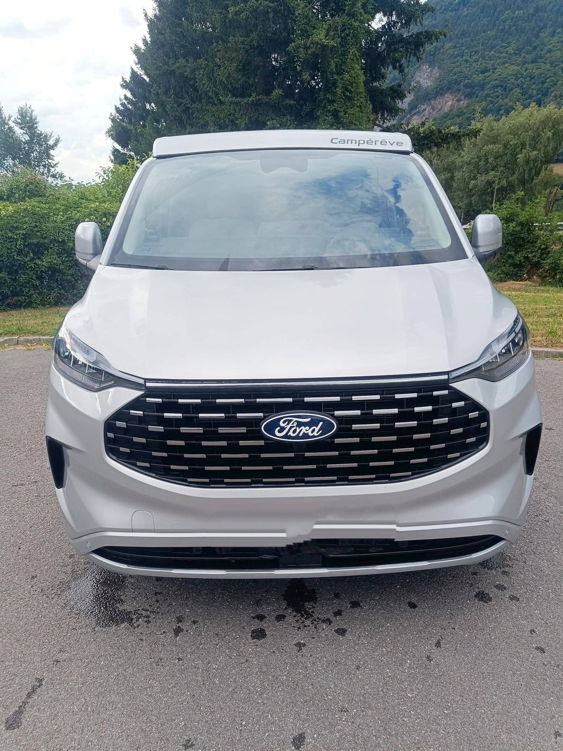 Front view from 3/4 Ford Custom 2,0 l 130 ch - Yescapa