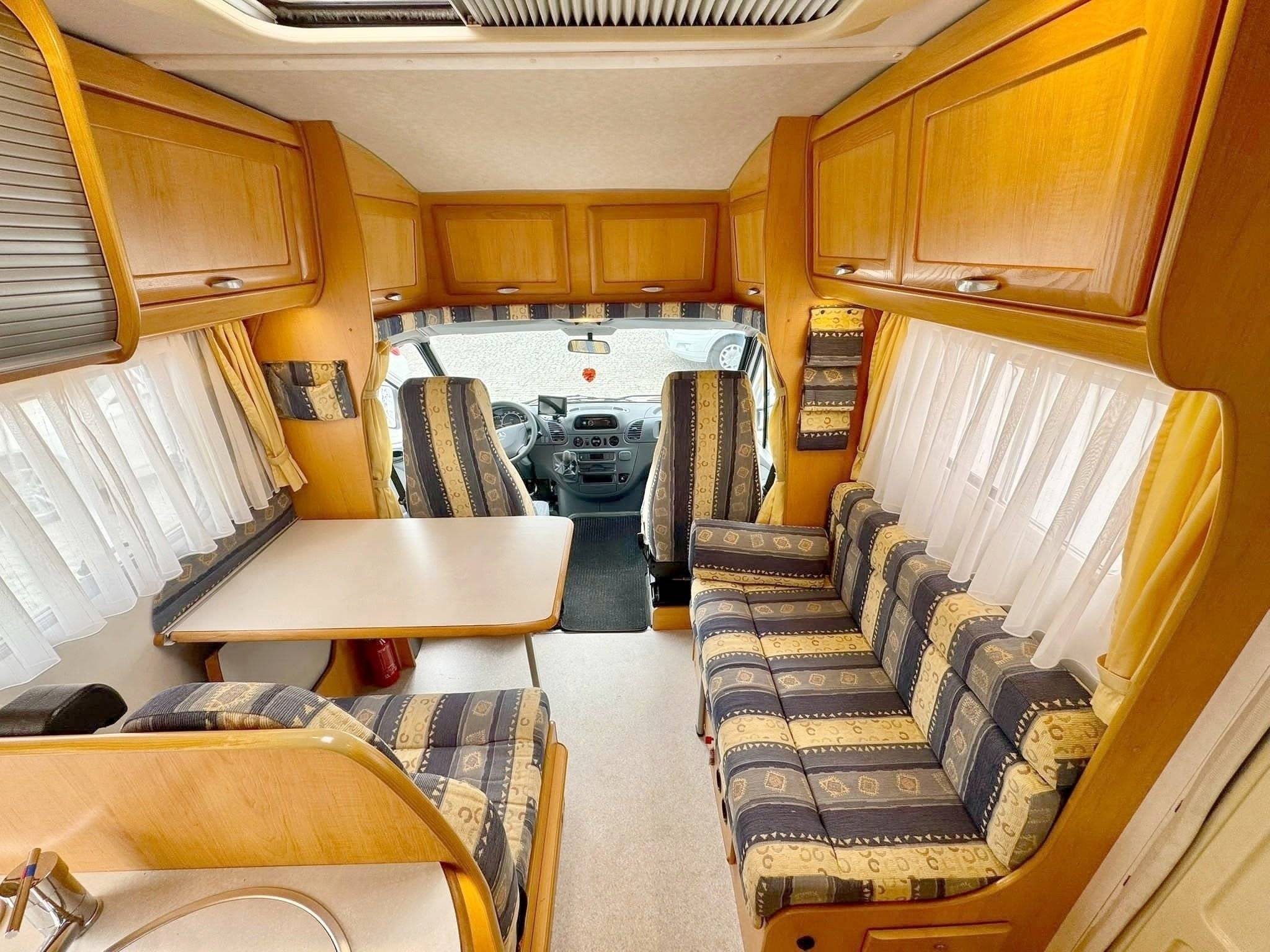 Dining Area Mercedes SPRINTER 316 CDI - Yescapa