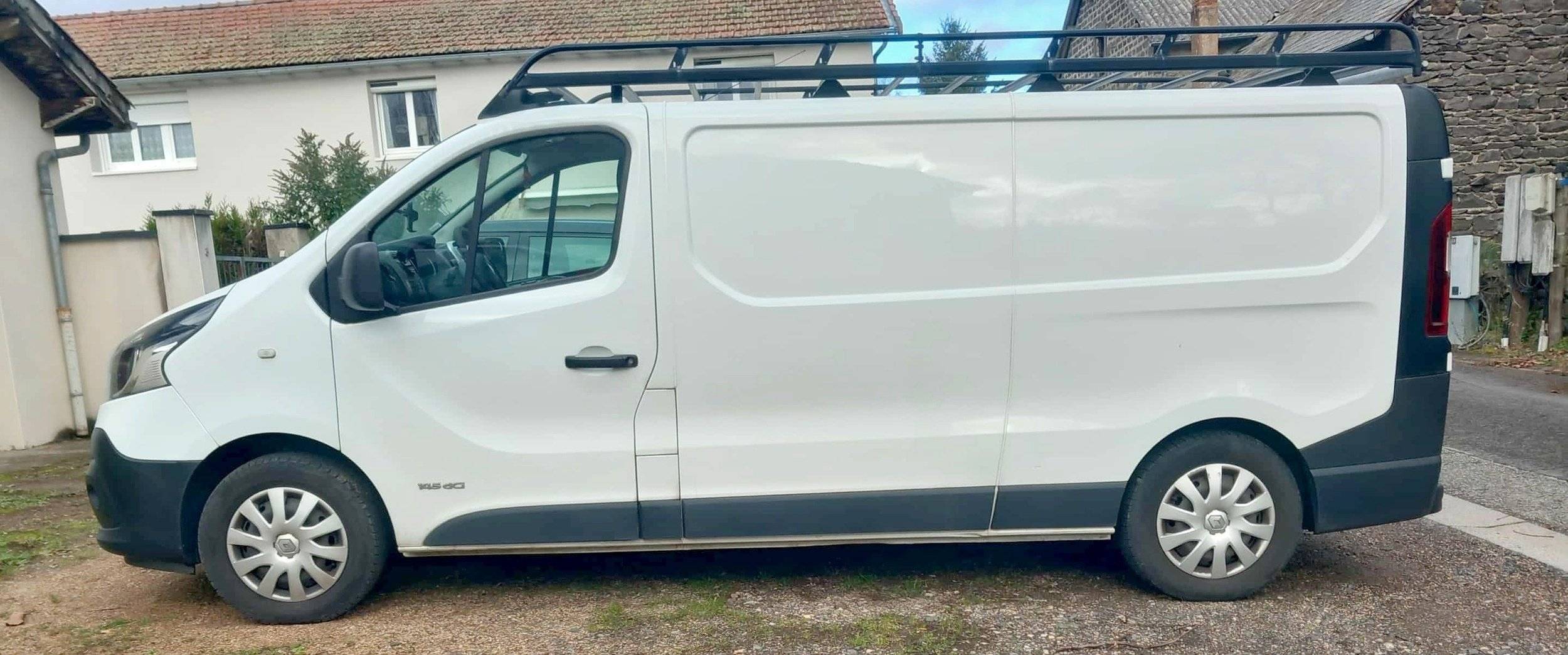 Vista de 3/4 Renault Trafic long 1,6l l dci 145 ch - Yescapa