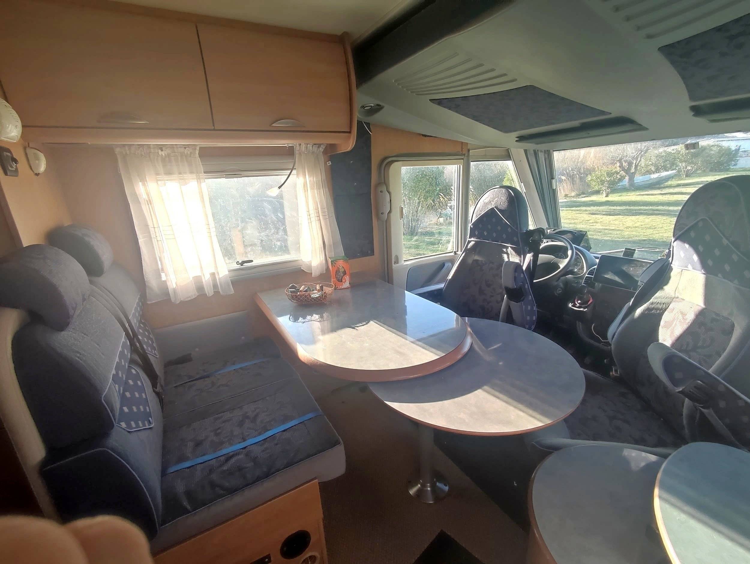 Dining Area Fiat Ducato 2,3 l Al-Ko 130 ch. - Yescapa