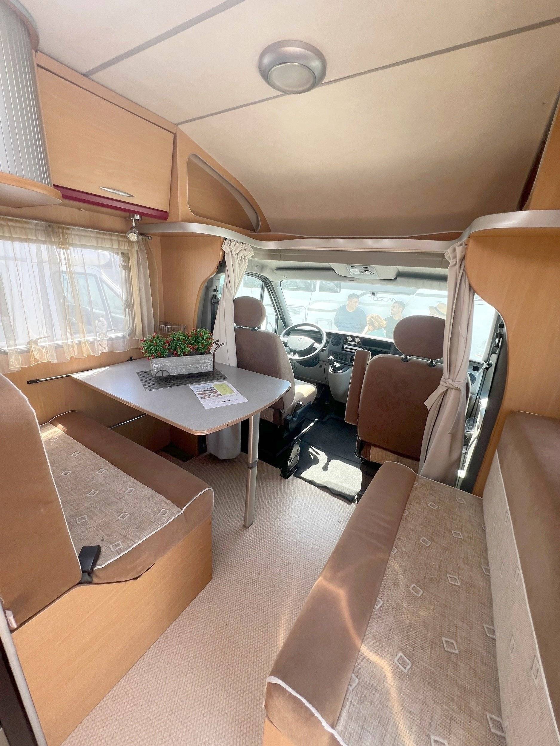 Dining Area Renault Renault master - Yescapa