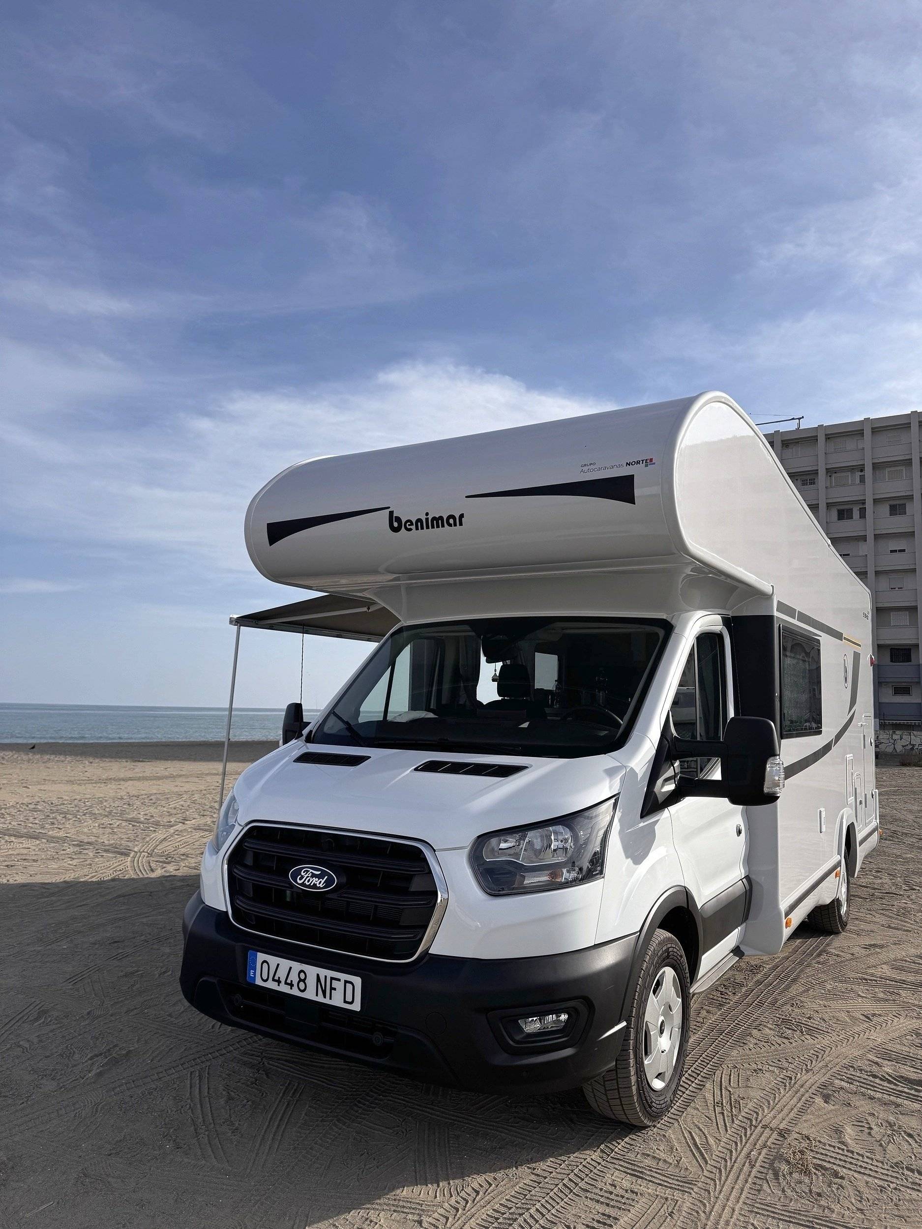 Vue avant de 3/4 Ford Transit 2,0 l 130 ch - Yescapa