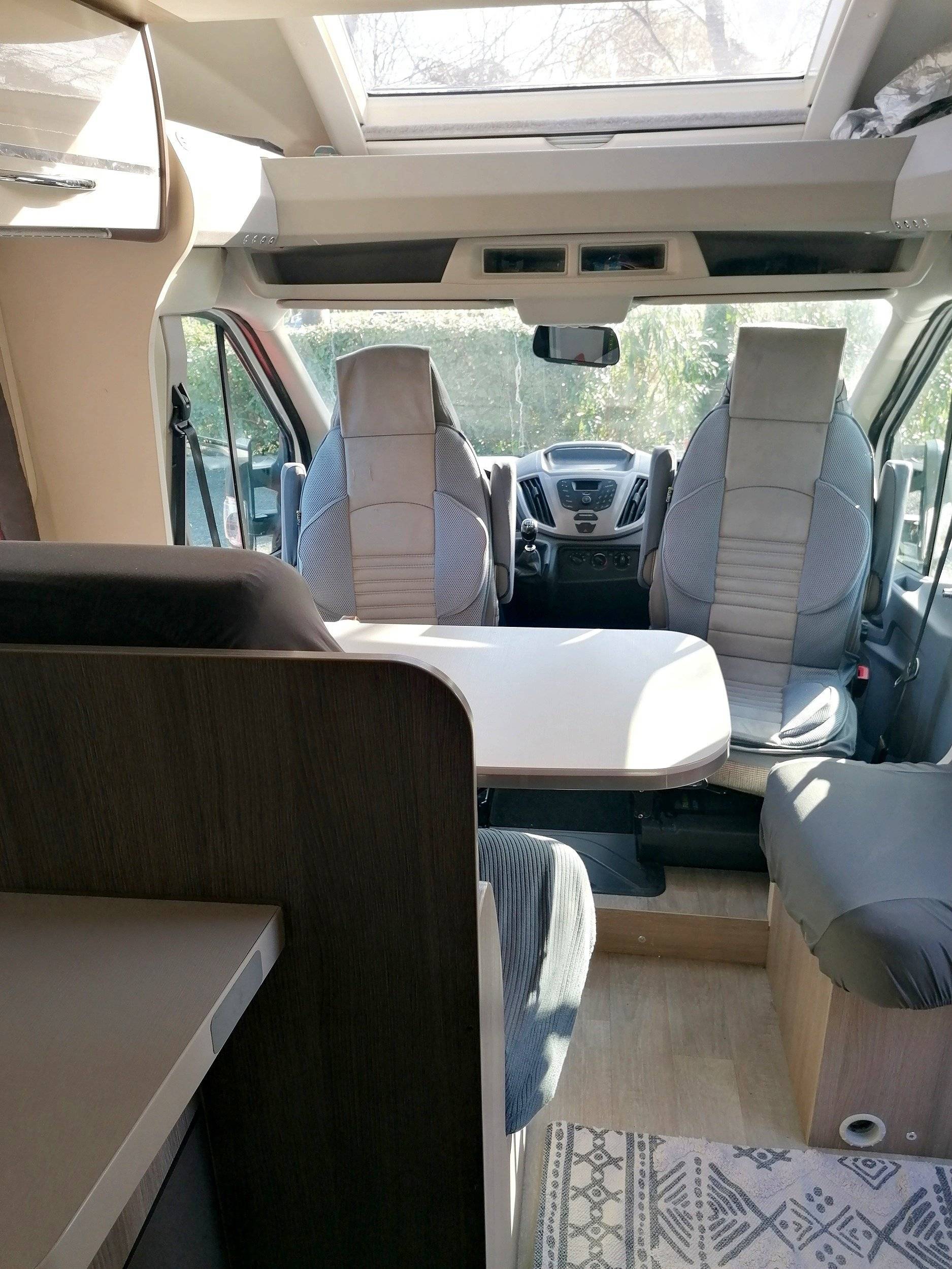 Menjador Ford Challenger - Yescapa