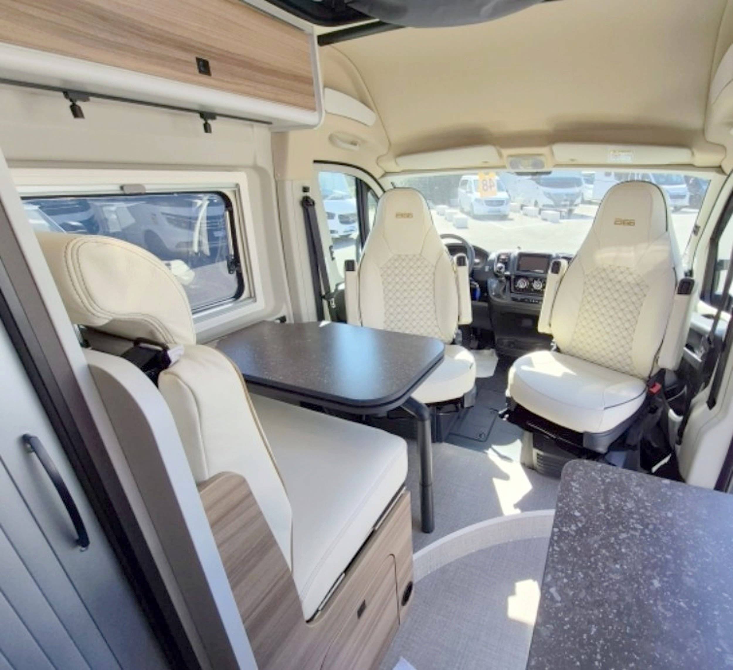 Dinette Fiat Ducato 2,2 l 120 ch - Yescapa