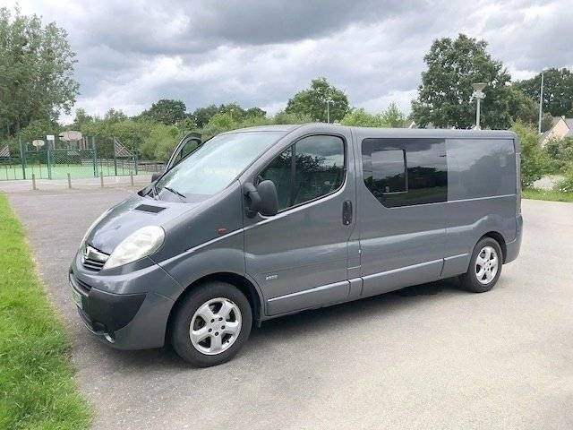 Vista frontale a ¾ Opel Vivaro - Yescapa