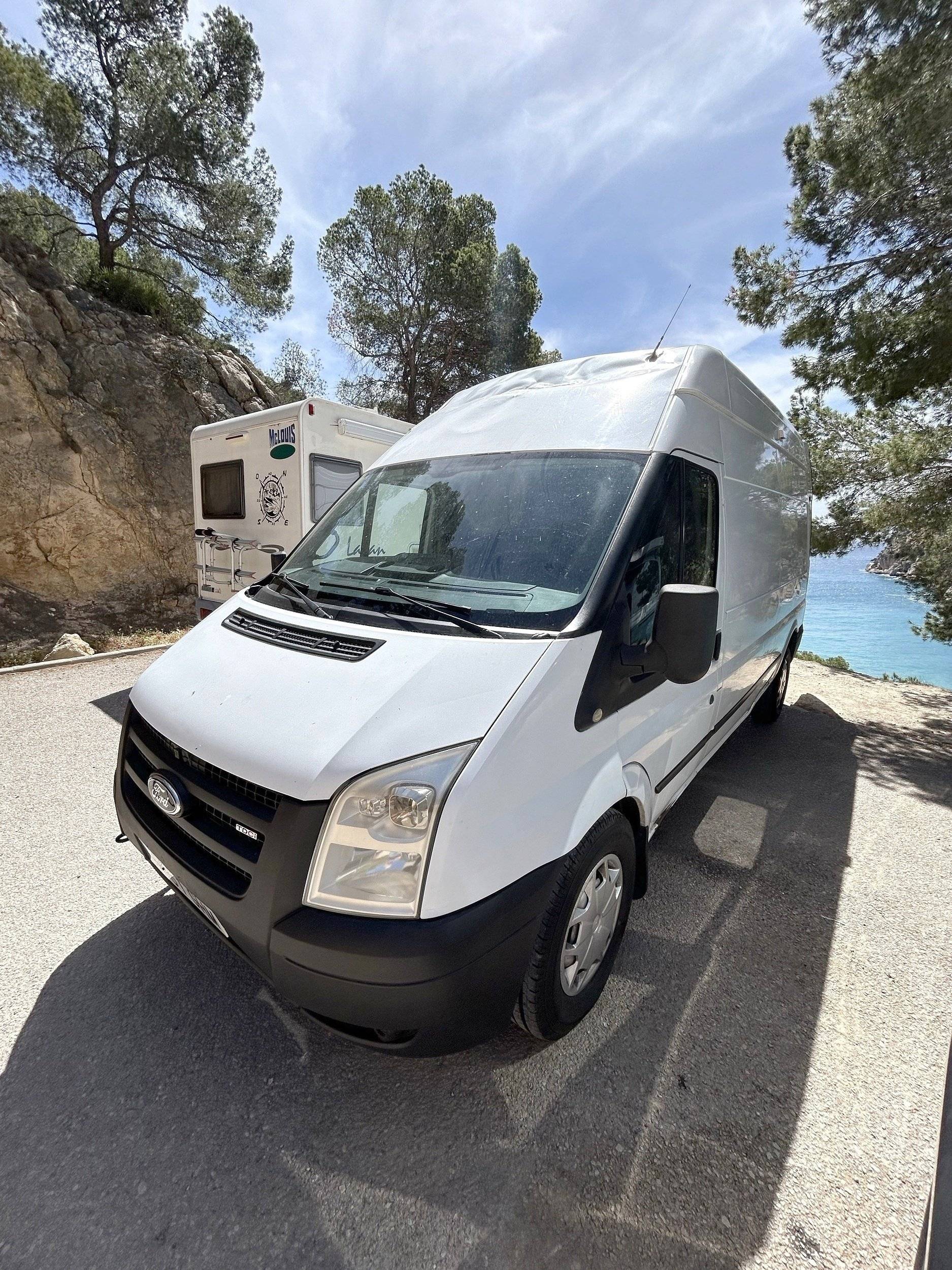 schräge Vorderansicht Ford Transit - Yescapa