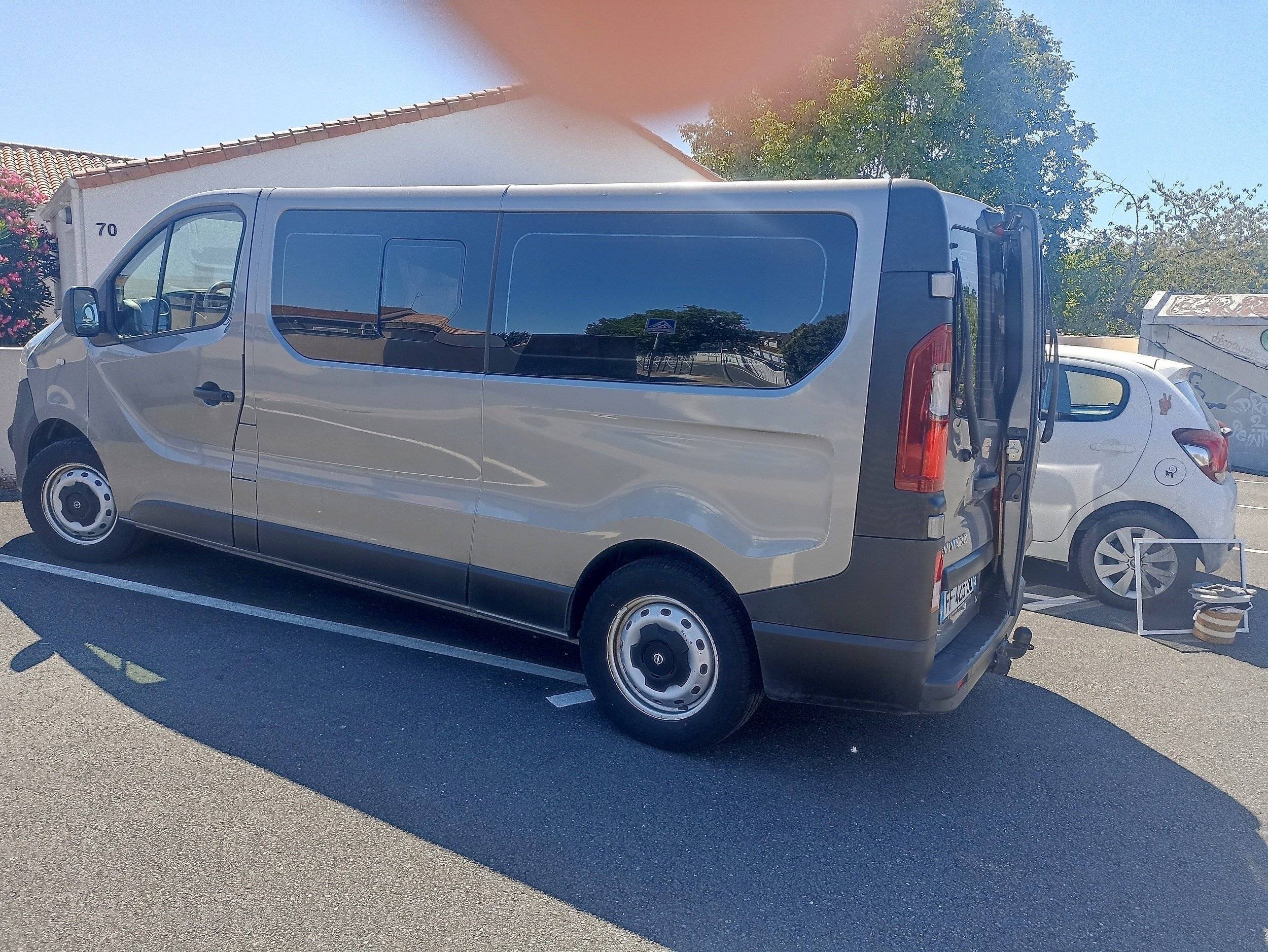 schräge Vorderansicht Opel Vivaro - Yescapa