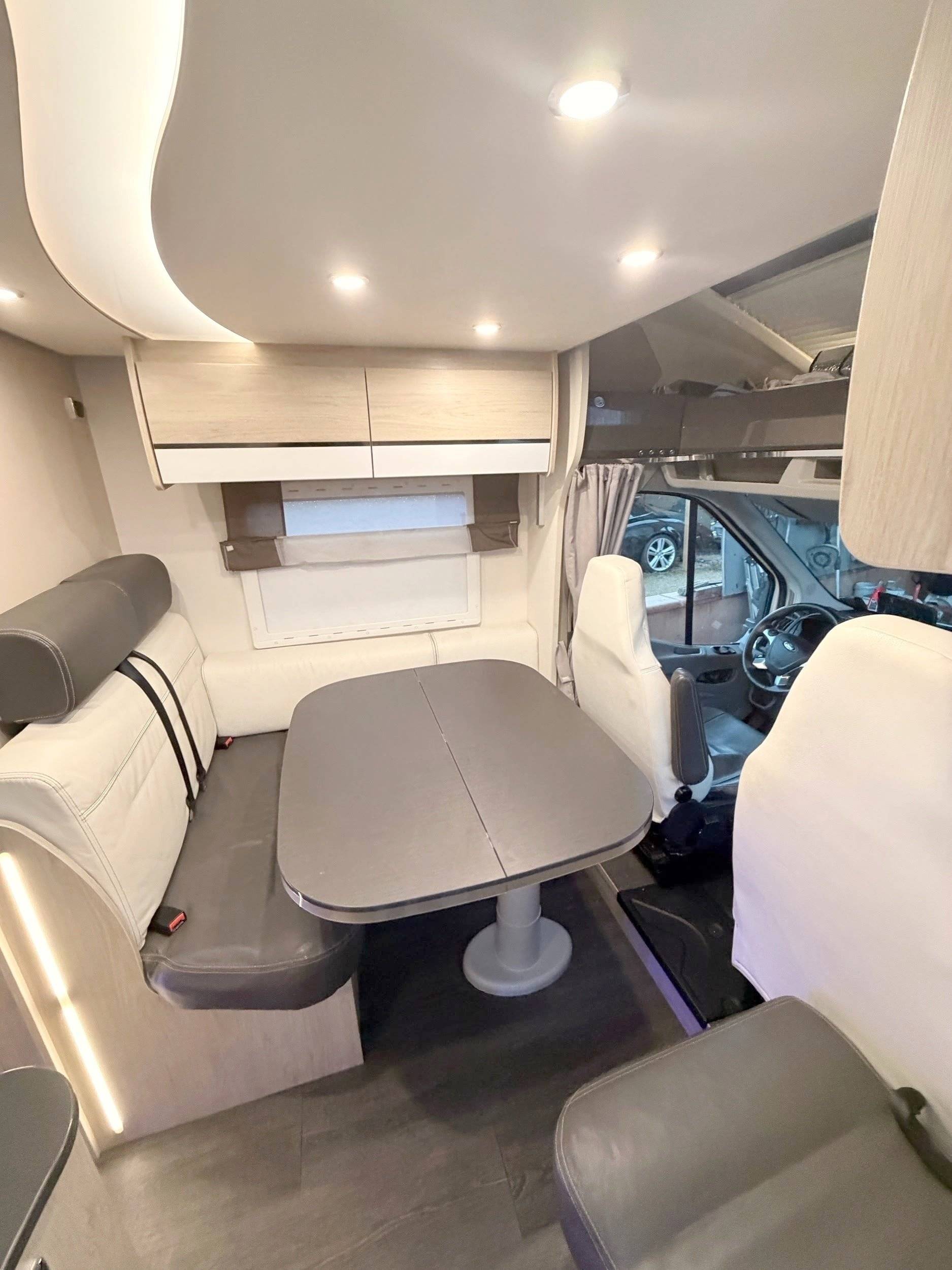 Coin repas Ford Transit 2,0 l 170 ch - Yescapa