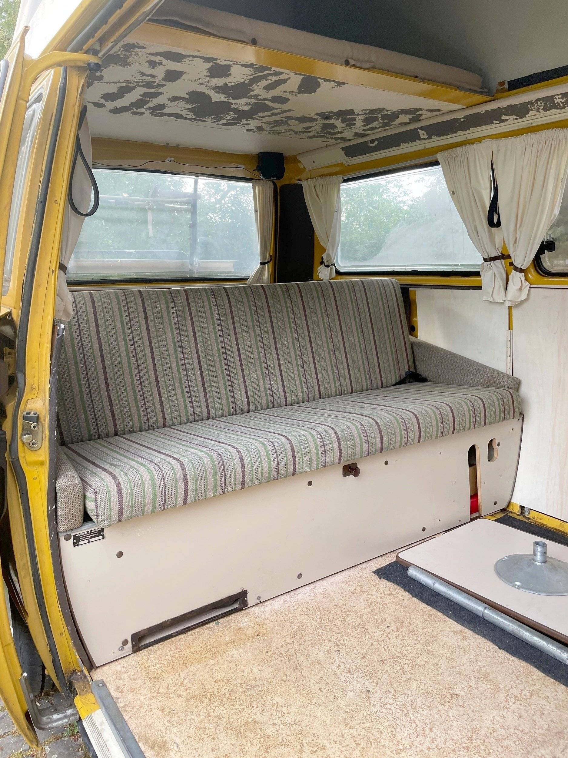 Dining Area Volkswagen Volkswagen T3 - Yescapa