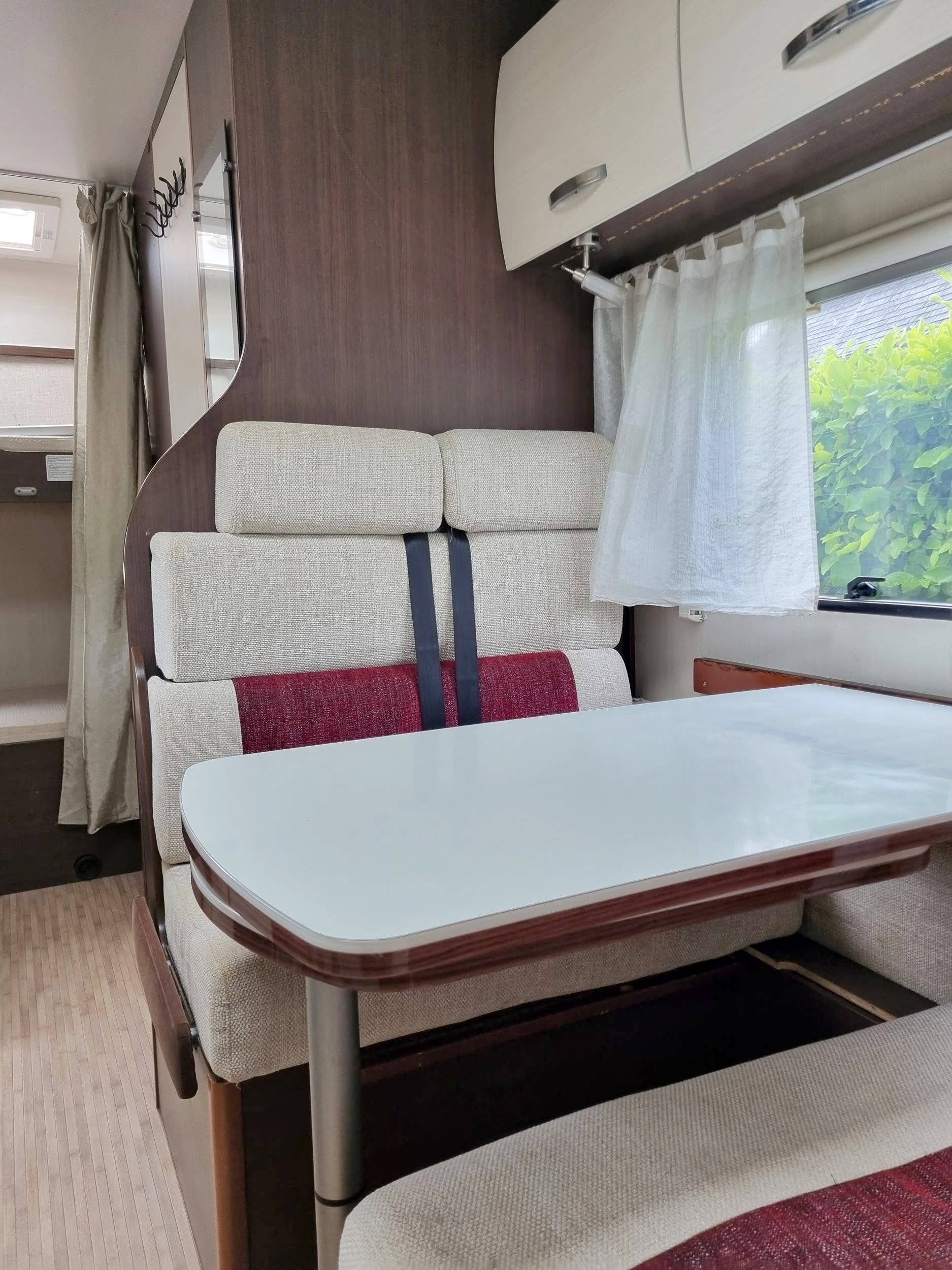 Dinette Ford Sport 310 - Yescapa