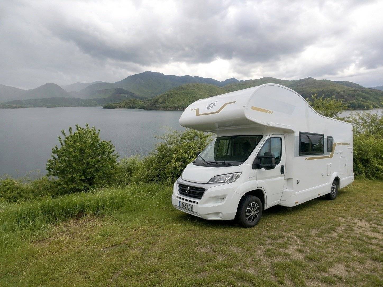 Vista del vehículo ángulo delantero Fiat Ducato 2,0 l 130 ch - Yescapa